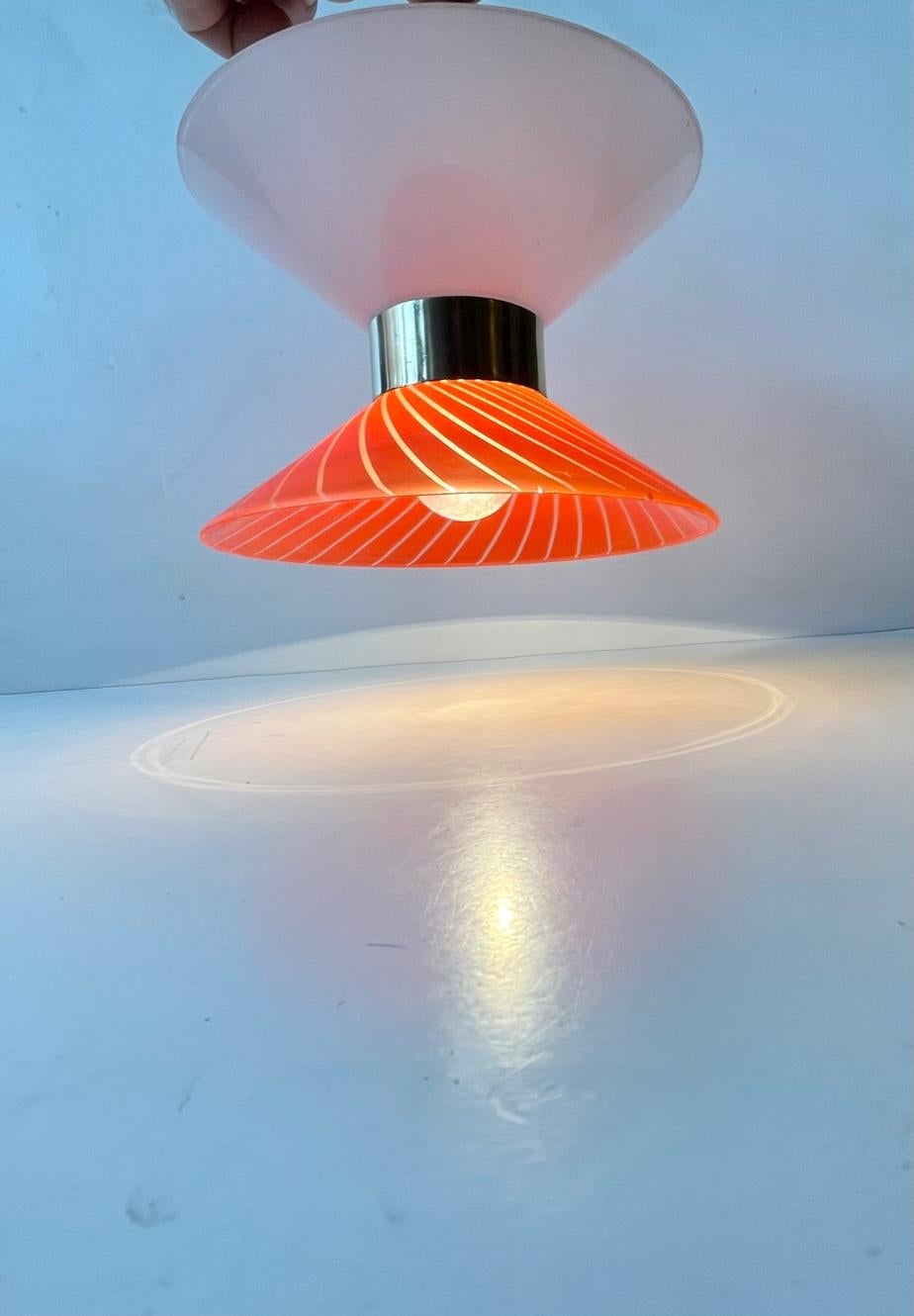 Scandinave moderne Lampe à suspension moderniste danoise en verre soufflé Diablo avec disque en laiton en vente