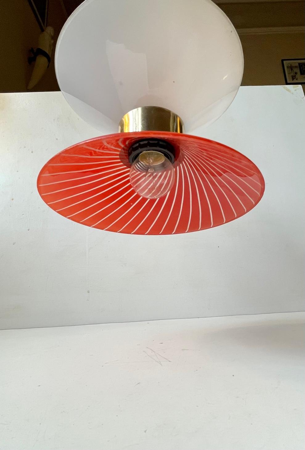 Danois Lampe à suspension moderniste danoise en verre soufflé Diablo avec disque en laiton en vente