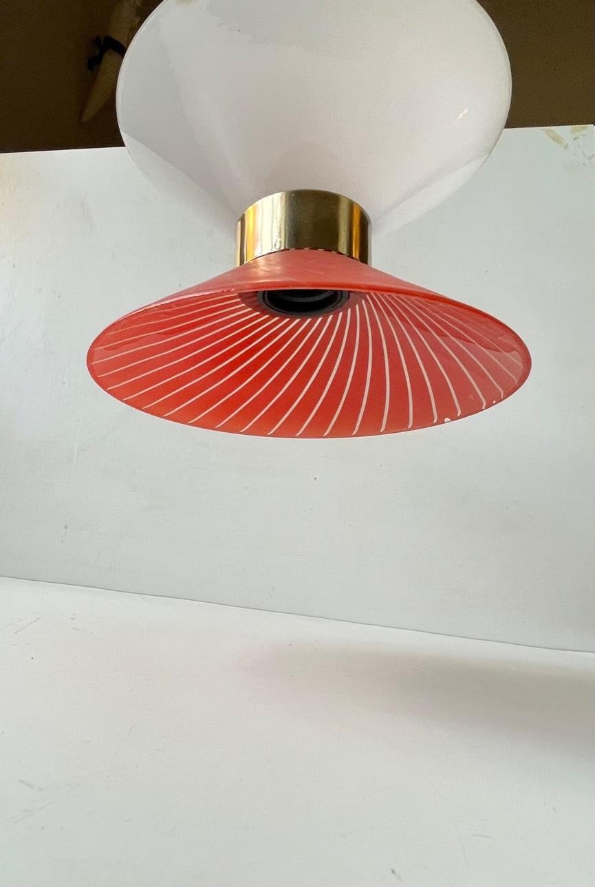 Laiton Lampe à suspension moderniste danoise en verre soufflé Diablo avec disque en laiton en vente