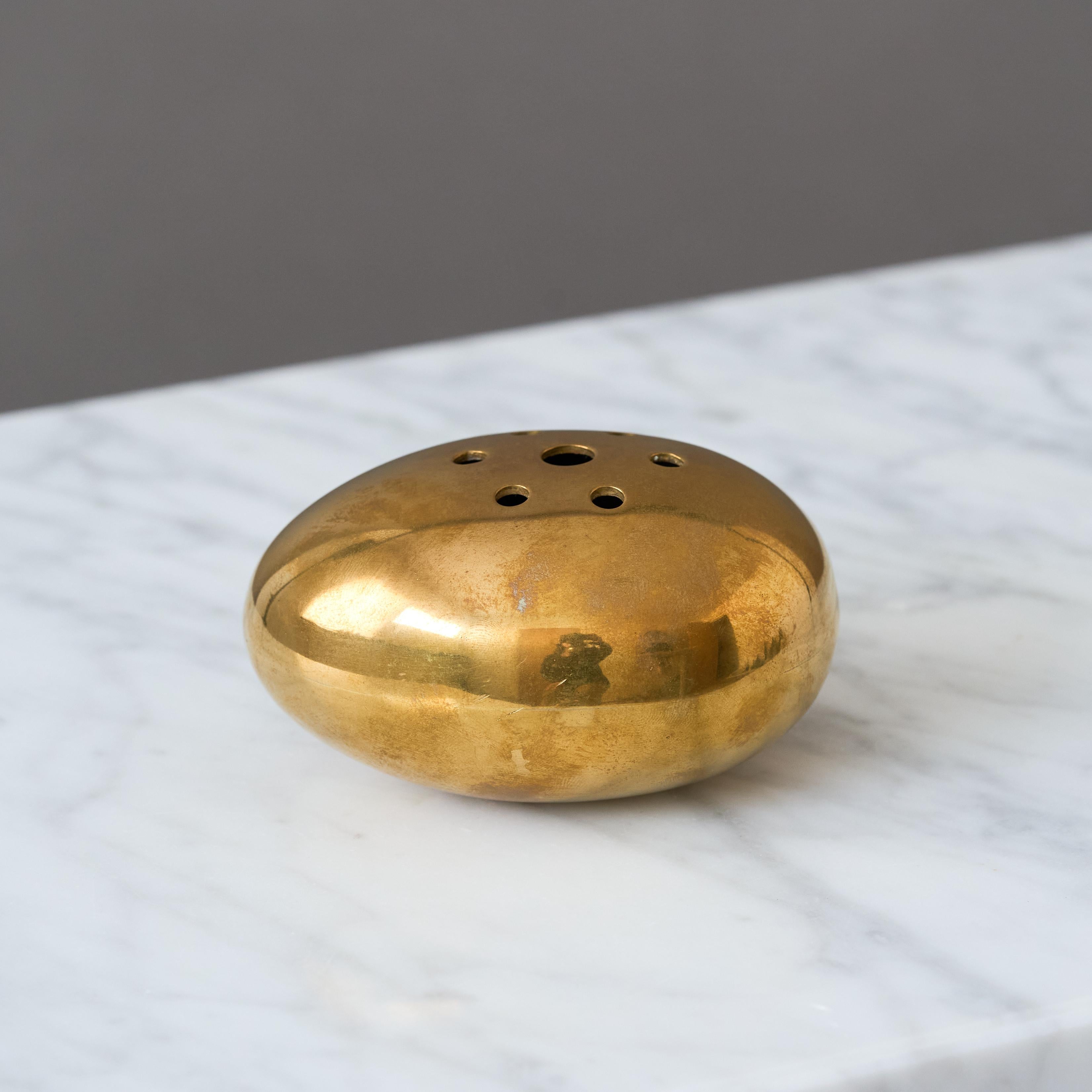 Danese Vaso danese modernista in ottone / rana di fiori di Carl Cohr, anni '50 in vendita