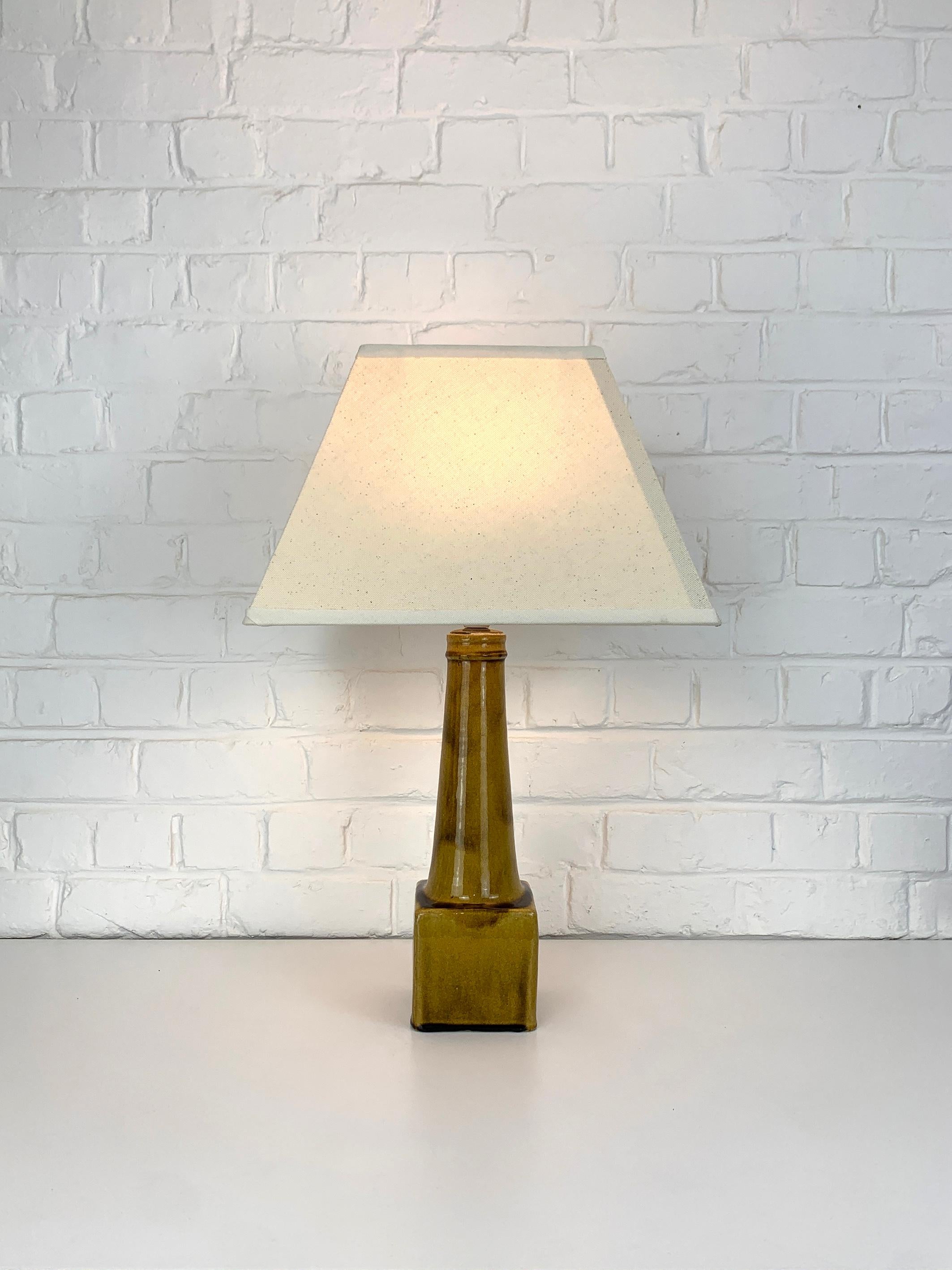 Lampe de table en céramique et grès par Nils Kähler pour HAK, Danemark, années 1960

Lampe de table carrée jaune uranium conçue par Nils Kähler dans les années 1960 ou 1970. Il se présente dans une sorte de couleur ocre moutarde, typique de la
