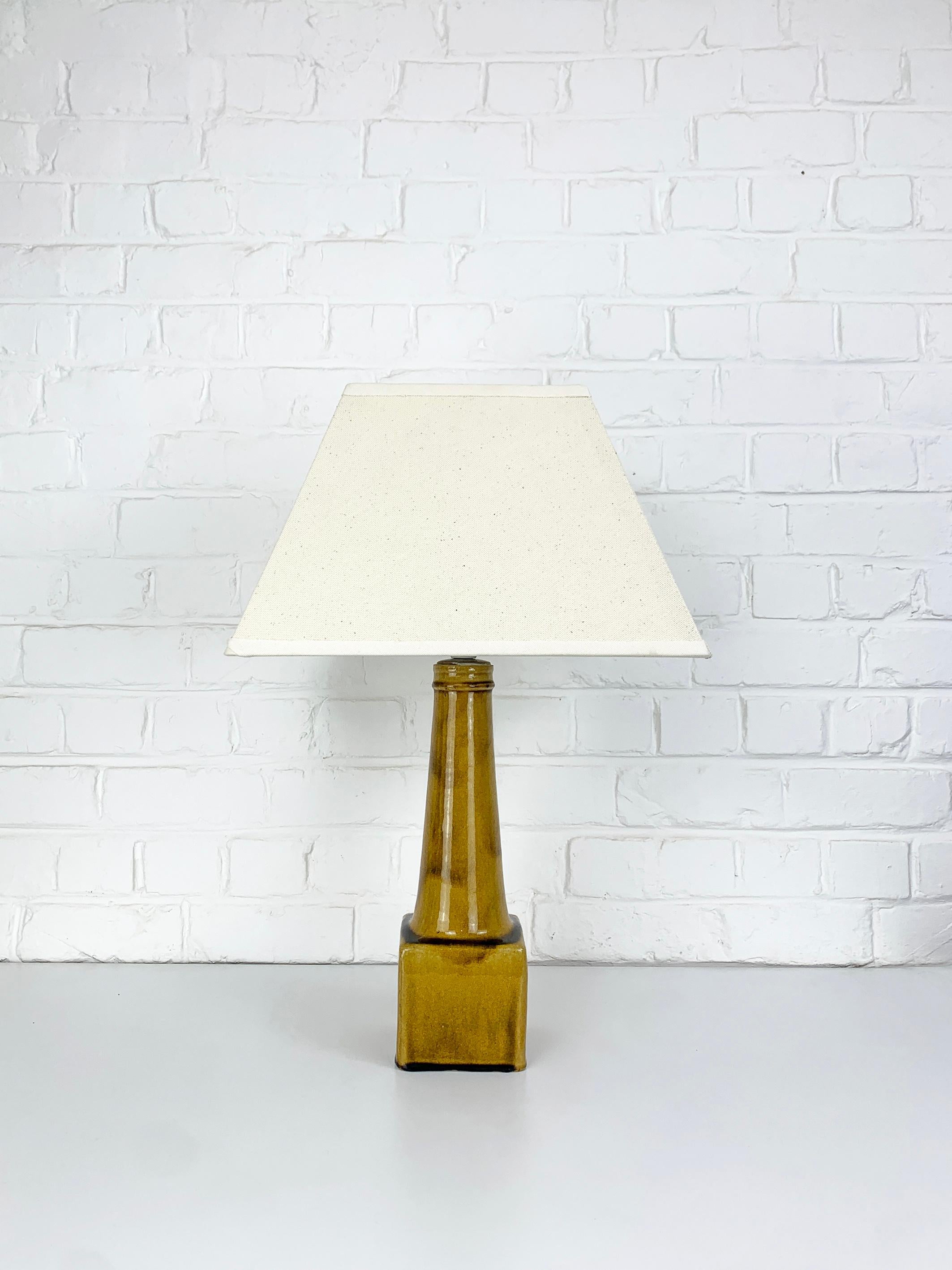Vernissé Lampe de table moderniste danoise en céramique, grès, Nils Kähler pour HAK Danemark 1960 en vente