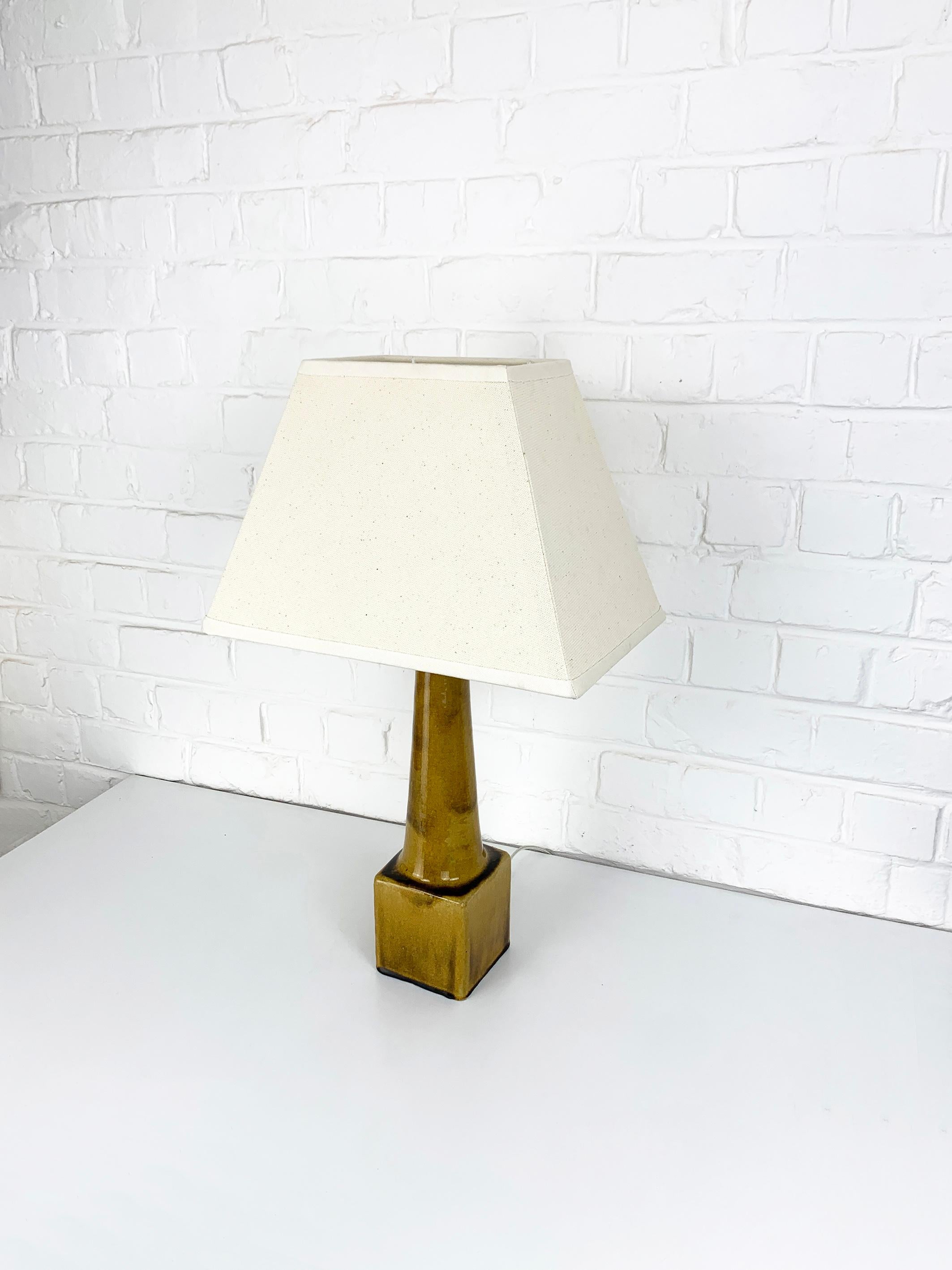 Lampe de table moderniste danoise en céramique, grès, Nils Kähler pour HAK Danemark 1960 Bon état - En vente à Vorst, BE