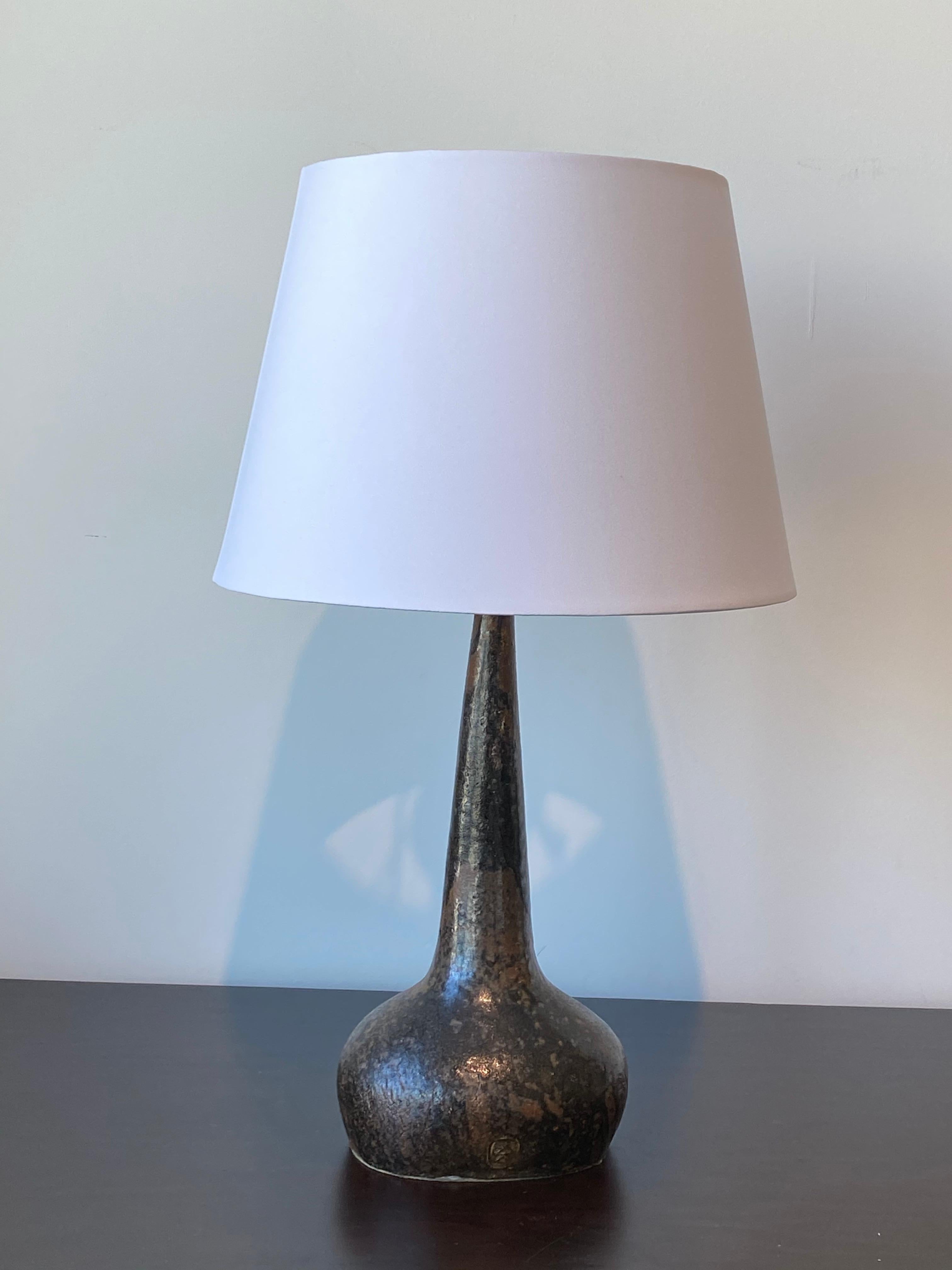 A table lamp produced by an unknown modernist ceramicist. In highly artistic glaze. 

Lampshade is attached for reference and are not included in the purchase. Measured without lampshade. Sold without lampshade.

Other ceramicists of the period