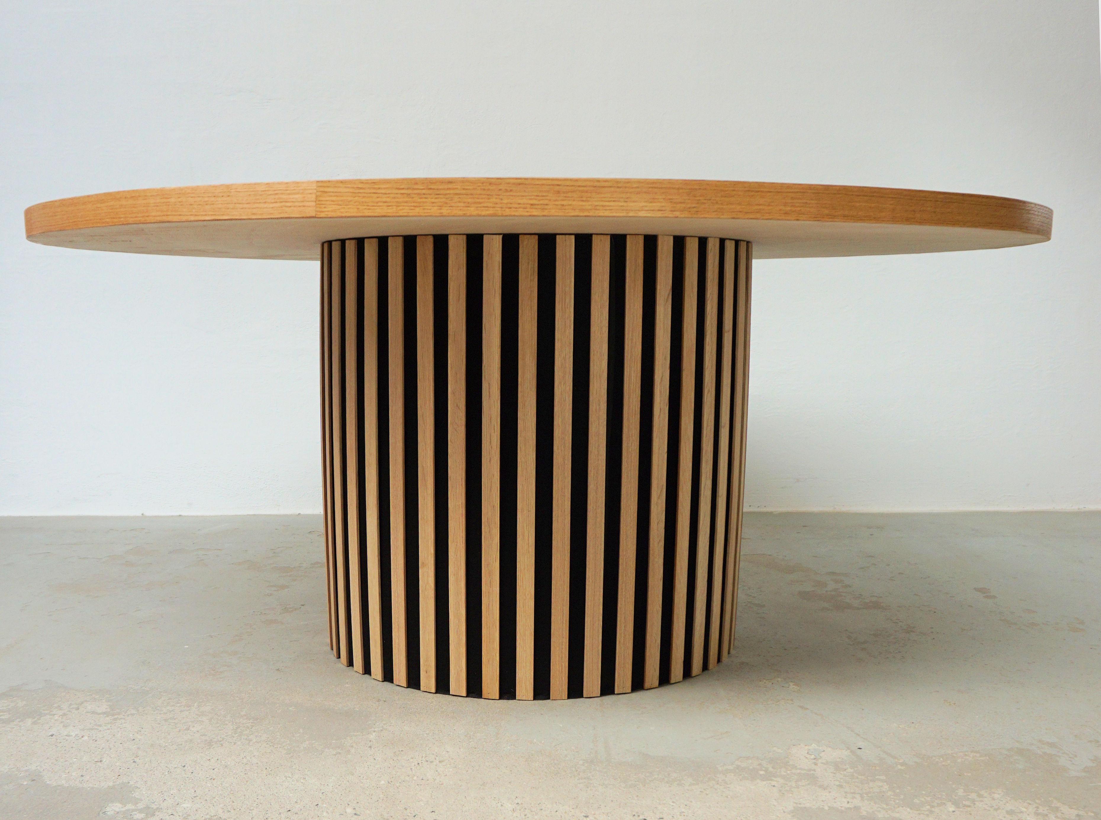 Runder Esstisch aus Eiche im dänischen Modernismus, handgefertigt.

Das Modell NH11, ein handgefertigter modernistischer Esstisch, entworfen von Nikolaj Hansen, hat eine runde Tischplatte aus massiver Eiche, die in einem parallelogrammförmigen