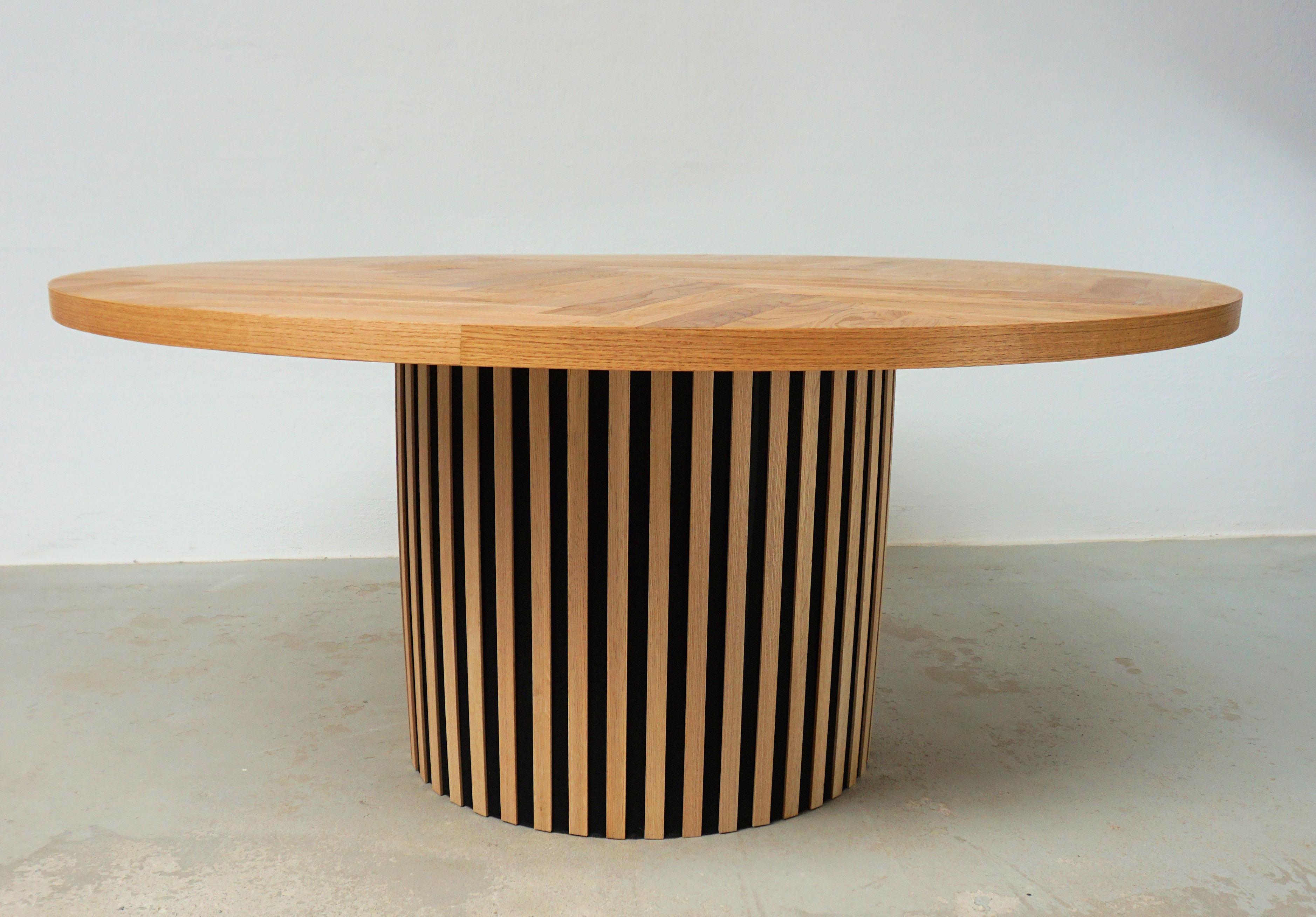 Hand-Crafted Danish Modernist Customizabel Handcrafted Circular Dining Table in Oak For Sale