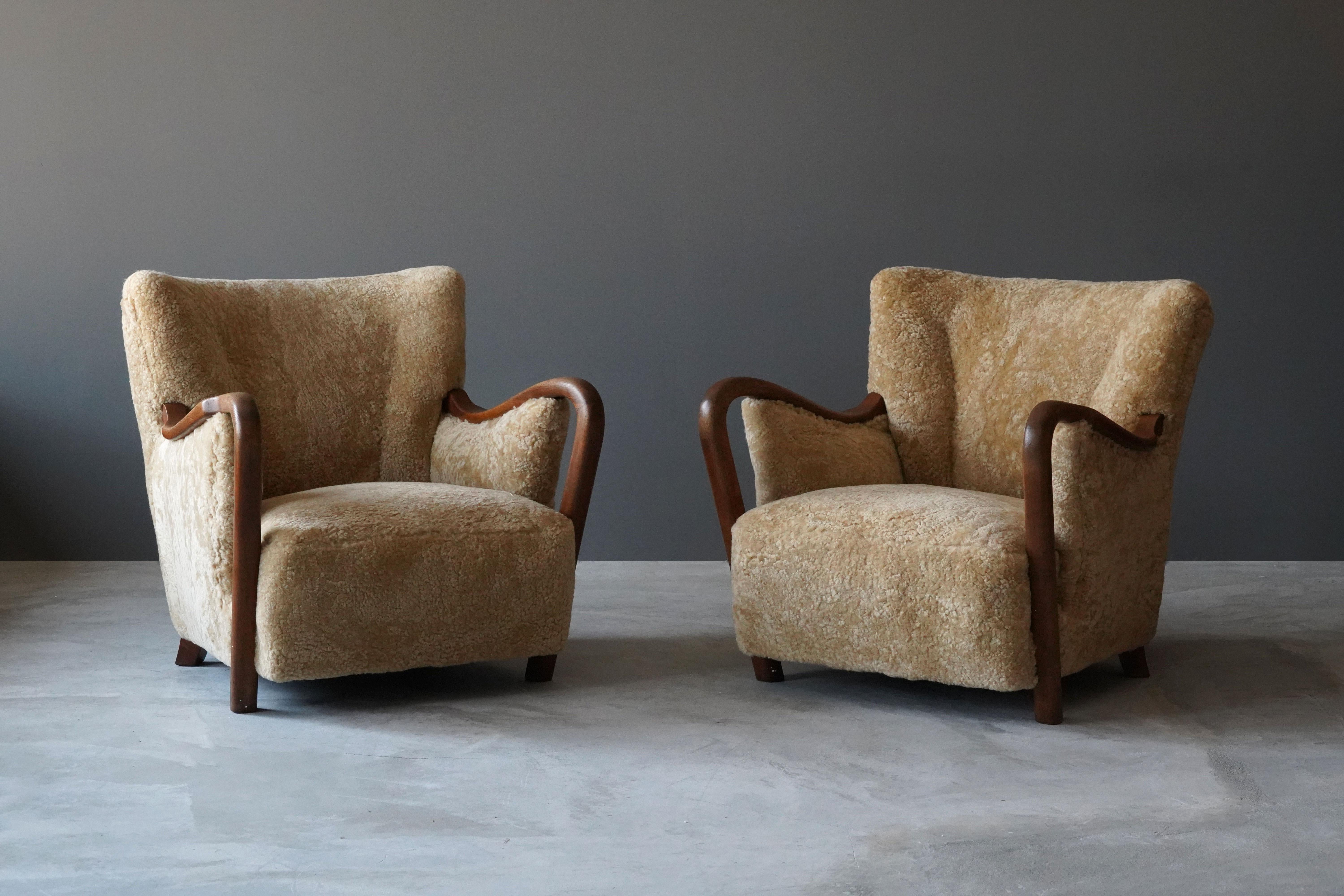 A pair of highly modernist organic lounge chairs / armchairs. Designed by an unknown designer, Denmark, 1940s.

The overstuffed form combined with the revealed frame arms is similar to works by designers such as Philip Arctander, Flemming Lassen,