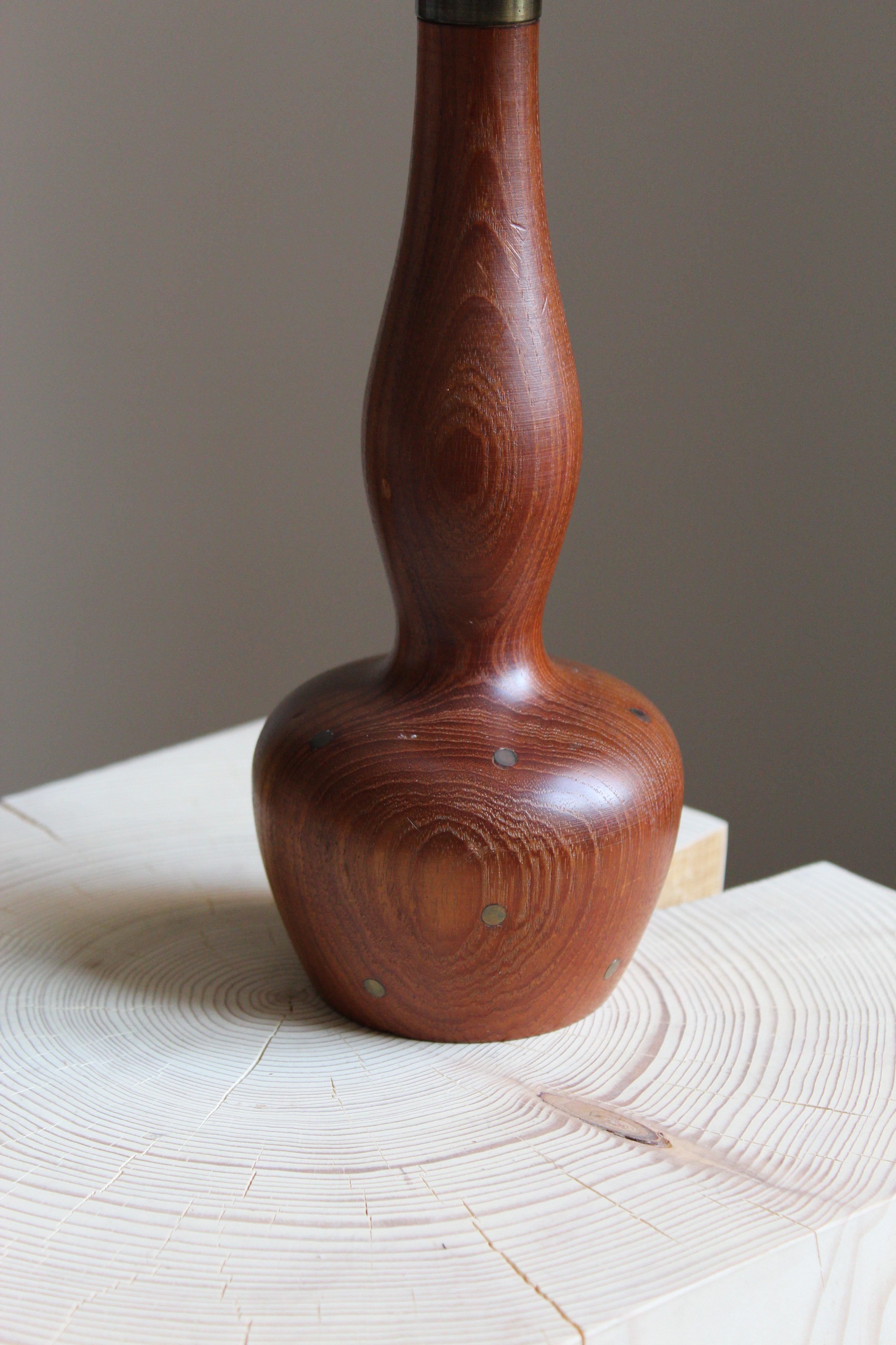 Diseñador modernista danés, lámpara de mesa orgánica, teca, incrustaciones de latón, Dinamarca Años 50 Danés