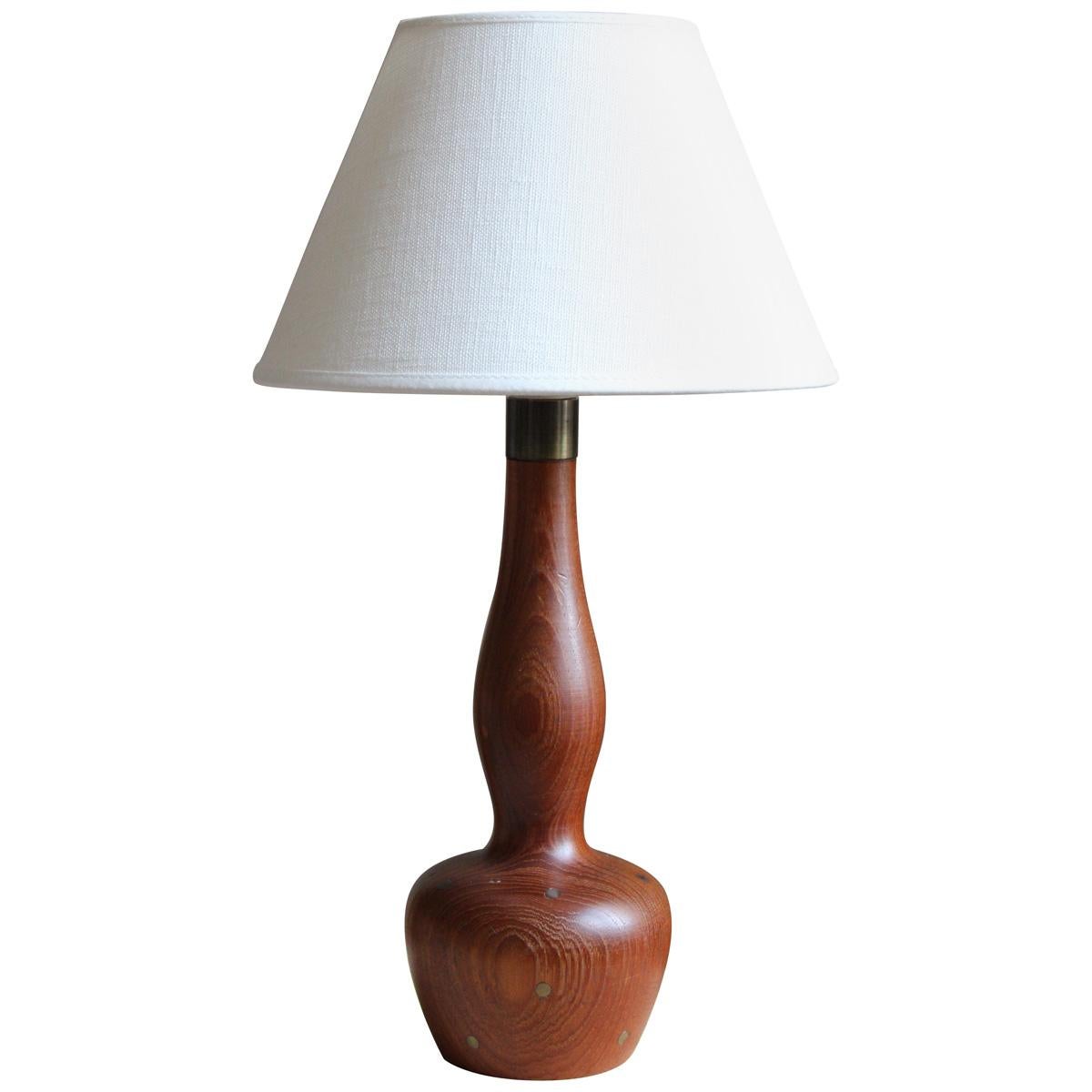 Diseñador modernista danés, lámpara de mesa orgánica, teca, incrustaciones de latón, Dinamarca Años 50