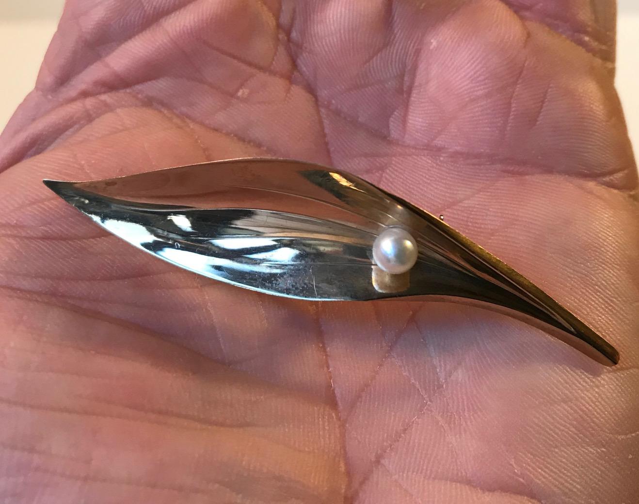 Danish Modernist Leaf Brooch in Gold with Akoya Pearl by Herman Siersbøl In Good Condition For Sale In Esbjerg, DK
