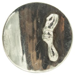 Anello scultoreo modernista danese con mano che regge una torcia di Ib Bluitgen