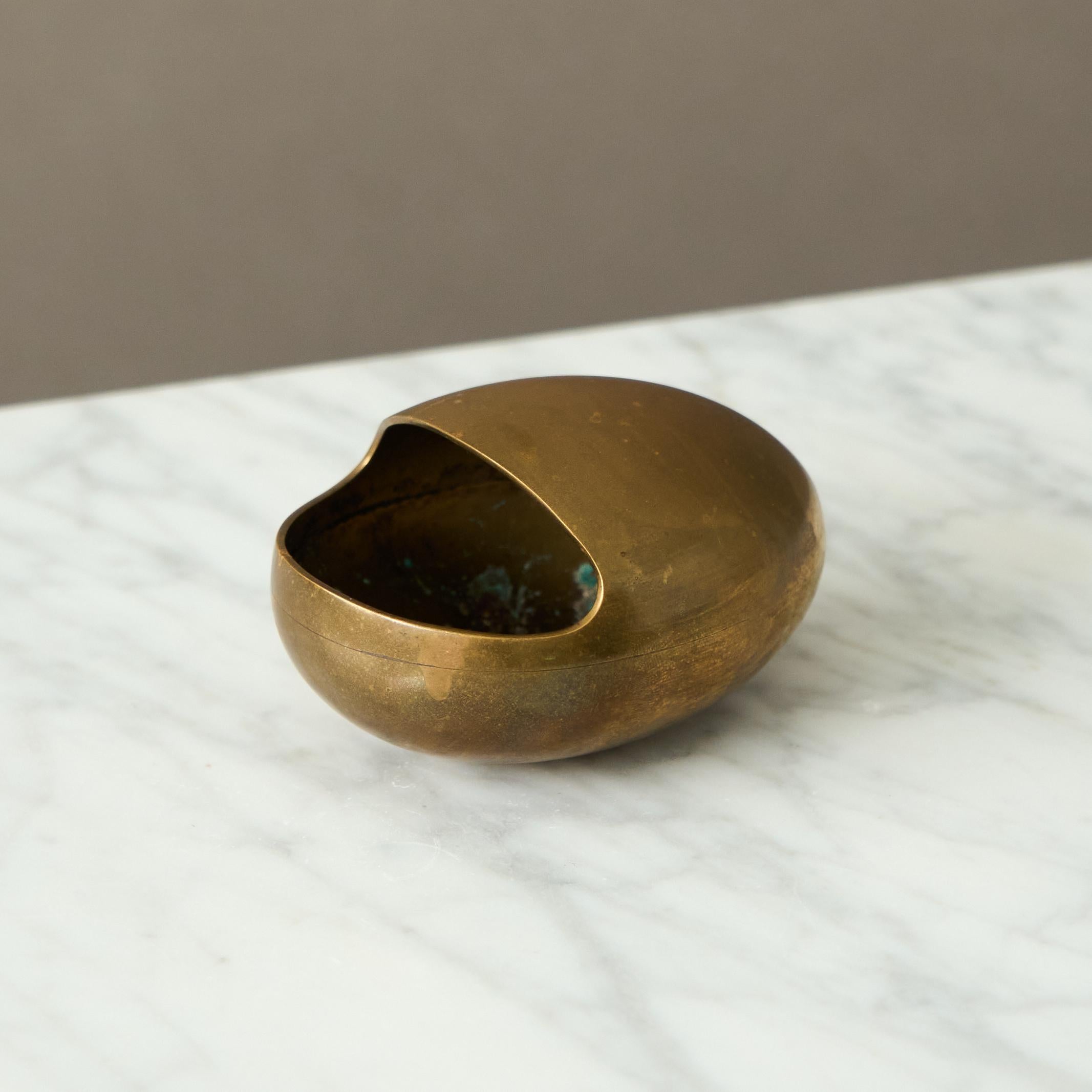 Danish Modernist Smile Brass Ashtray or Incense Burner by Carl Cohr, 1950s Moderno de mediados de siglo