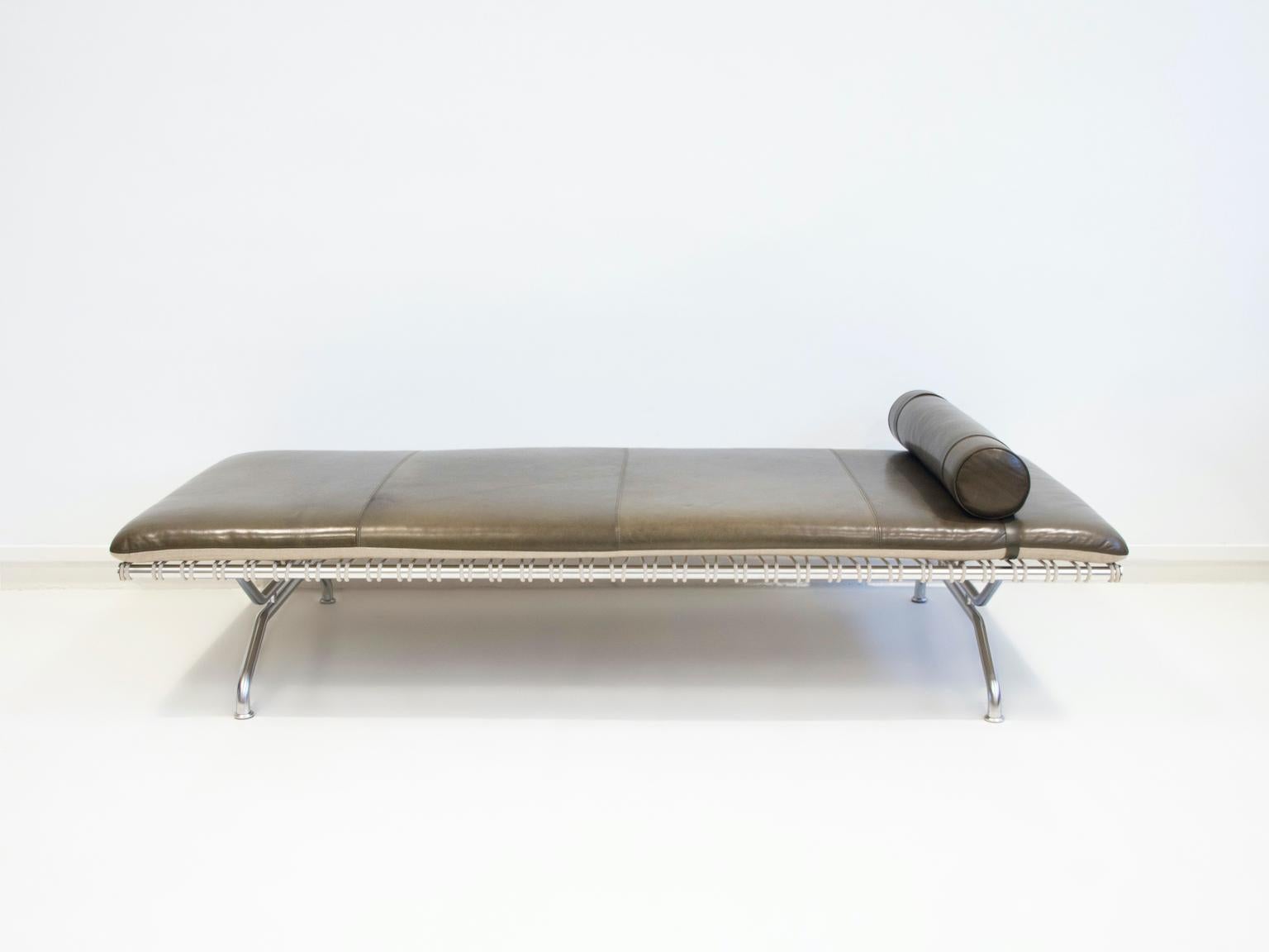 Danish Modernist Style Leather and Steel Daybed In Good Condition In Madrid, ES