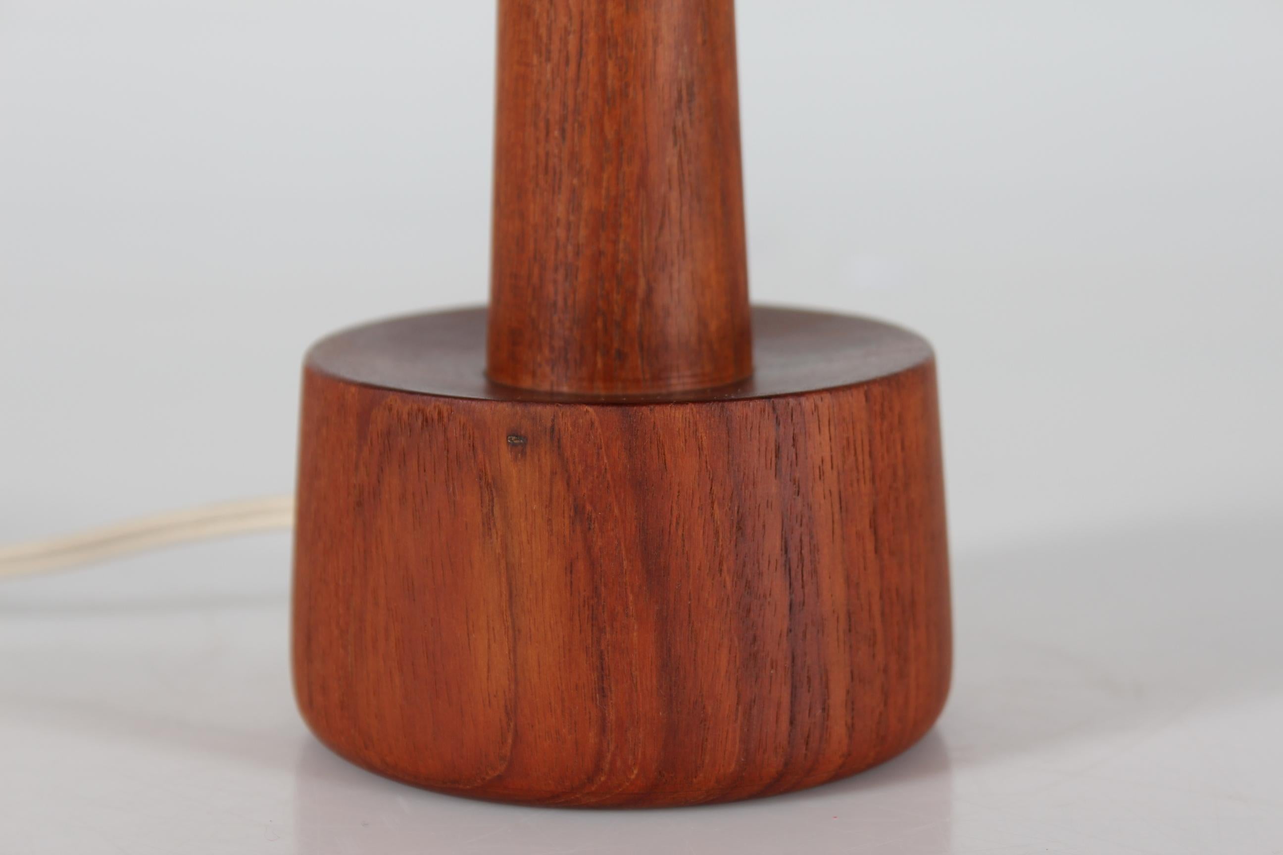 Danish Modernist table lamp from the 1970s.
The lamp is made of hand-turned solid teak, mounted with a cone shaped shade winded thin yarn of natural color.

Measures: Height 45 cm
Height lamp base only (without socket) 19 cm
Diameter shade 18