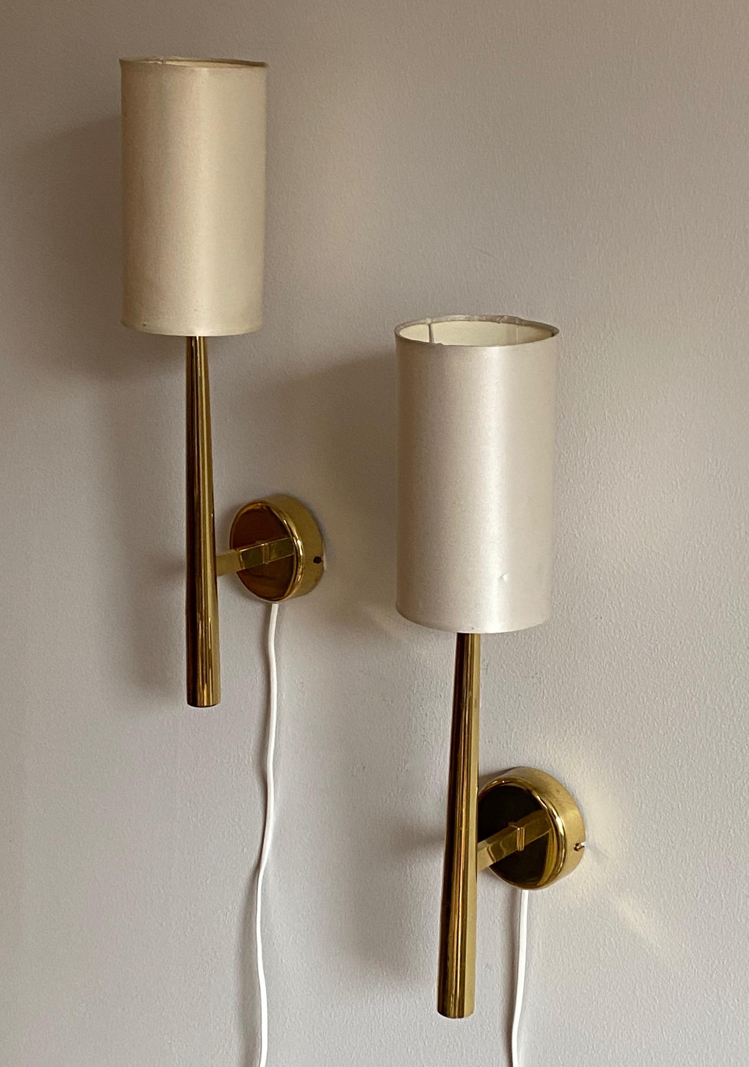 A pair to sizable wall lights. Designed and produced in Denmark, c. 1950s-1960s. Original lampshades in silk-fabric covered acrylic.

 