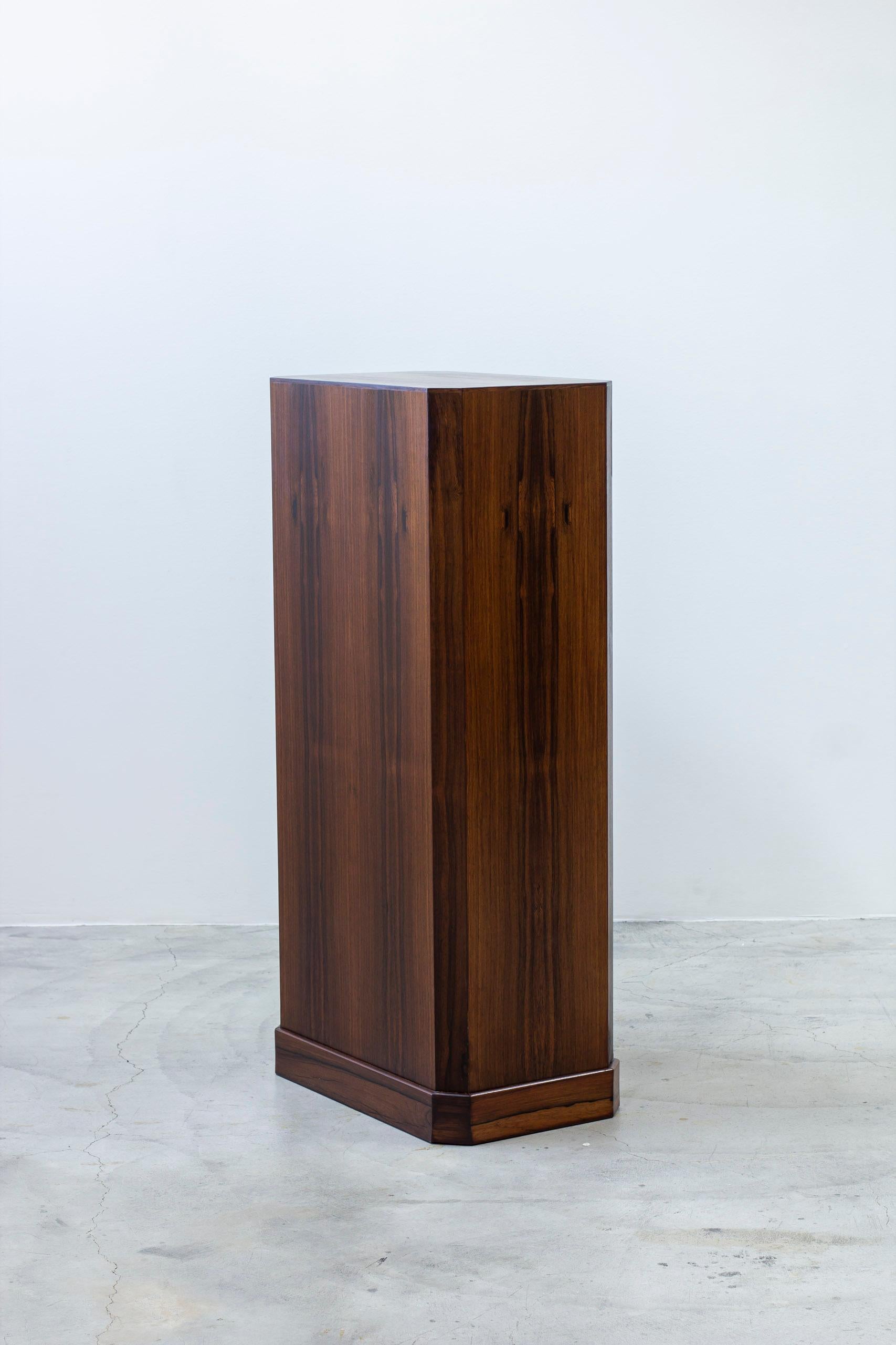 Pedestal modernista danés de nogal del Museo Ordupgaard, dinamarca Años 50 en venta 3