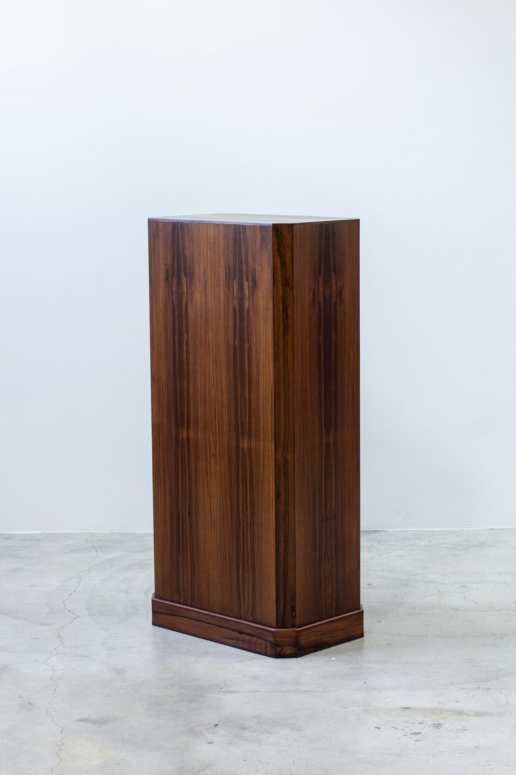 Pedestal modernista danés de nogal del Museo Ordupgaard, dinamarca Años 50 en venta 4
