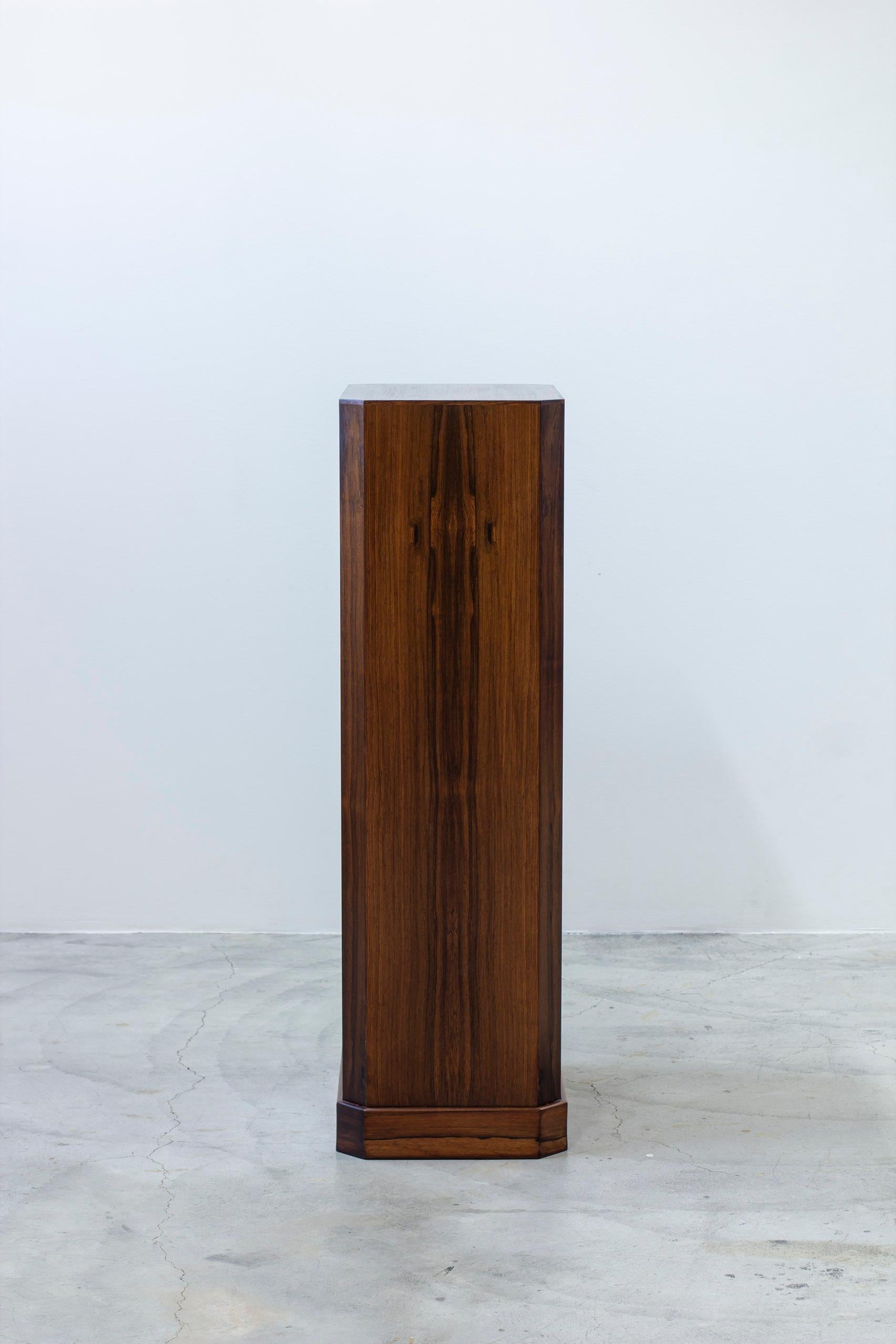 Pedestal modernista danés de nogal del Museo Ordupgaard, dinamarca Años 50 en venta 5