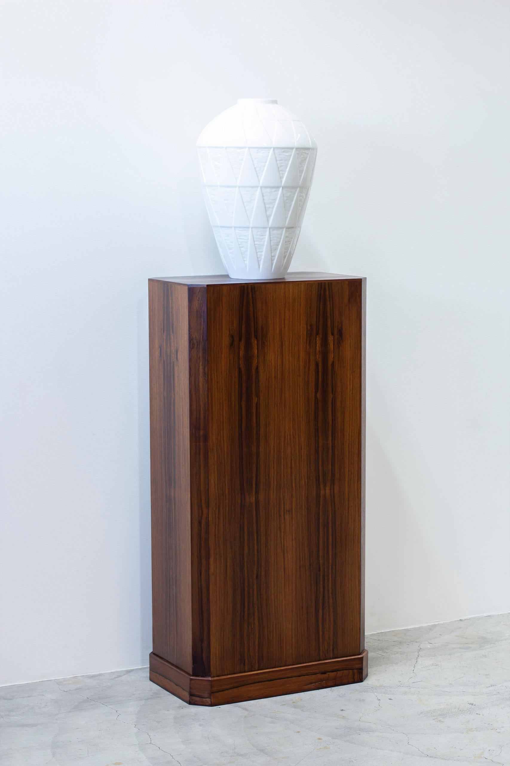 Pedestal modernista danés de nogal del Museo Ordupgaard, dinamarca Años 50 Escandinavo moderno en venta