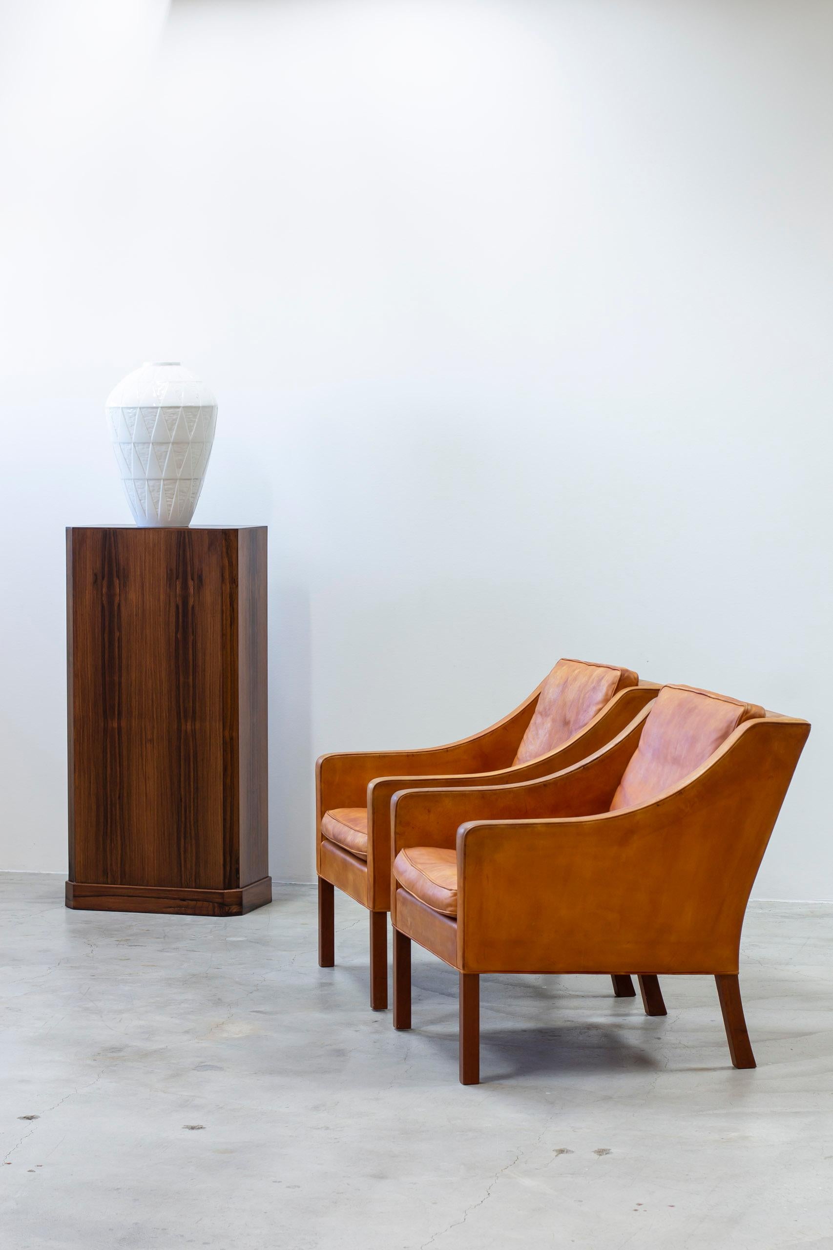 Pedestal modernista danés de nogal del Museo Ordupgaard, dinamarca Años 50 Sueco en venta