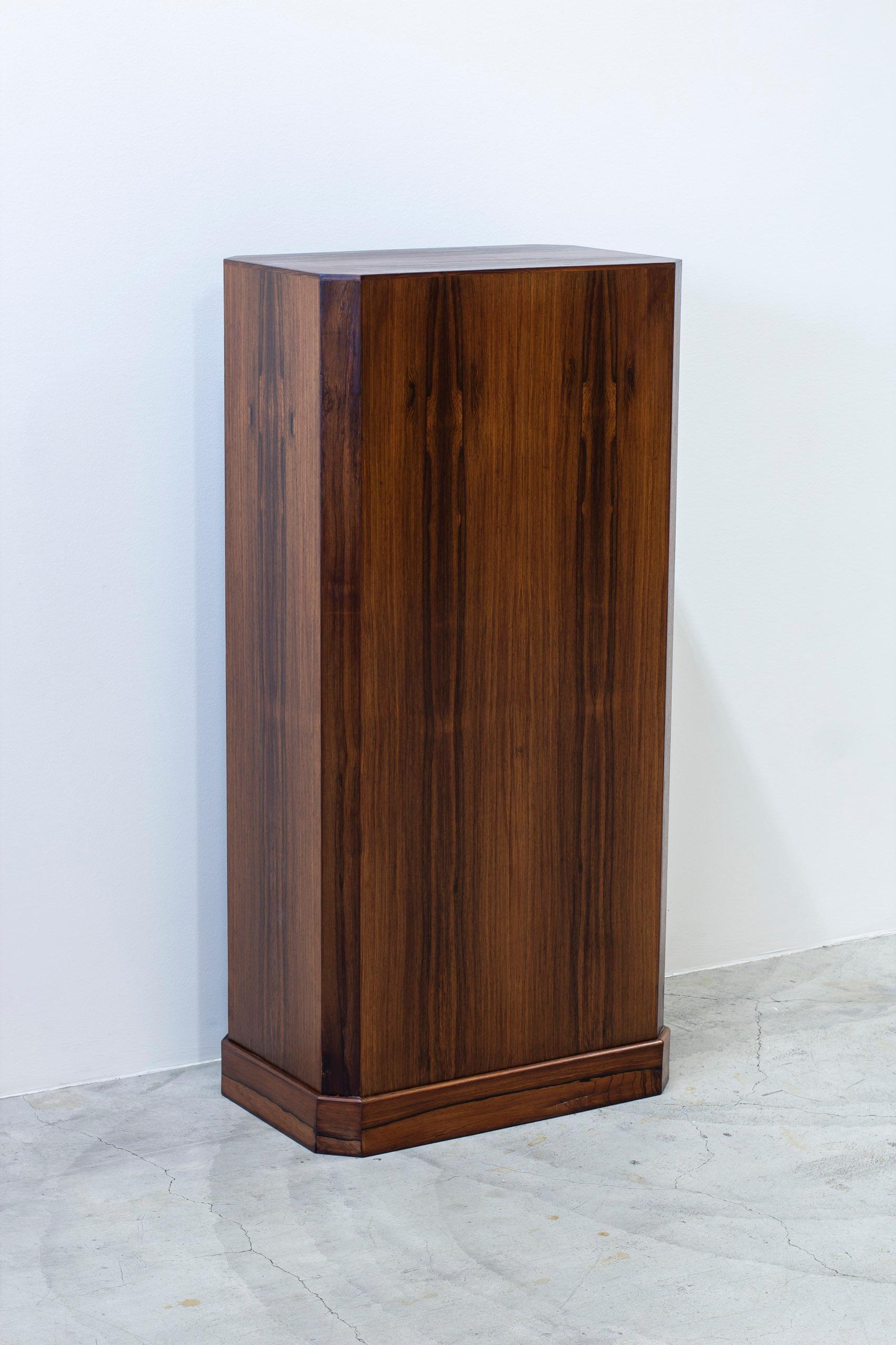 Pedestal modernista danés de nogal del Museo Ordupgaard, dinamarca Años 50 en Bueno estado para la venta en Hägersten, SE