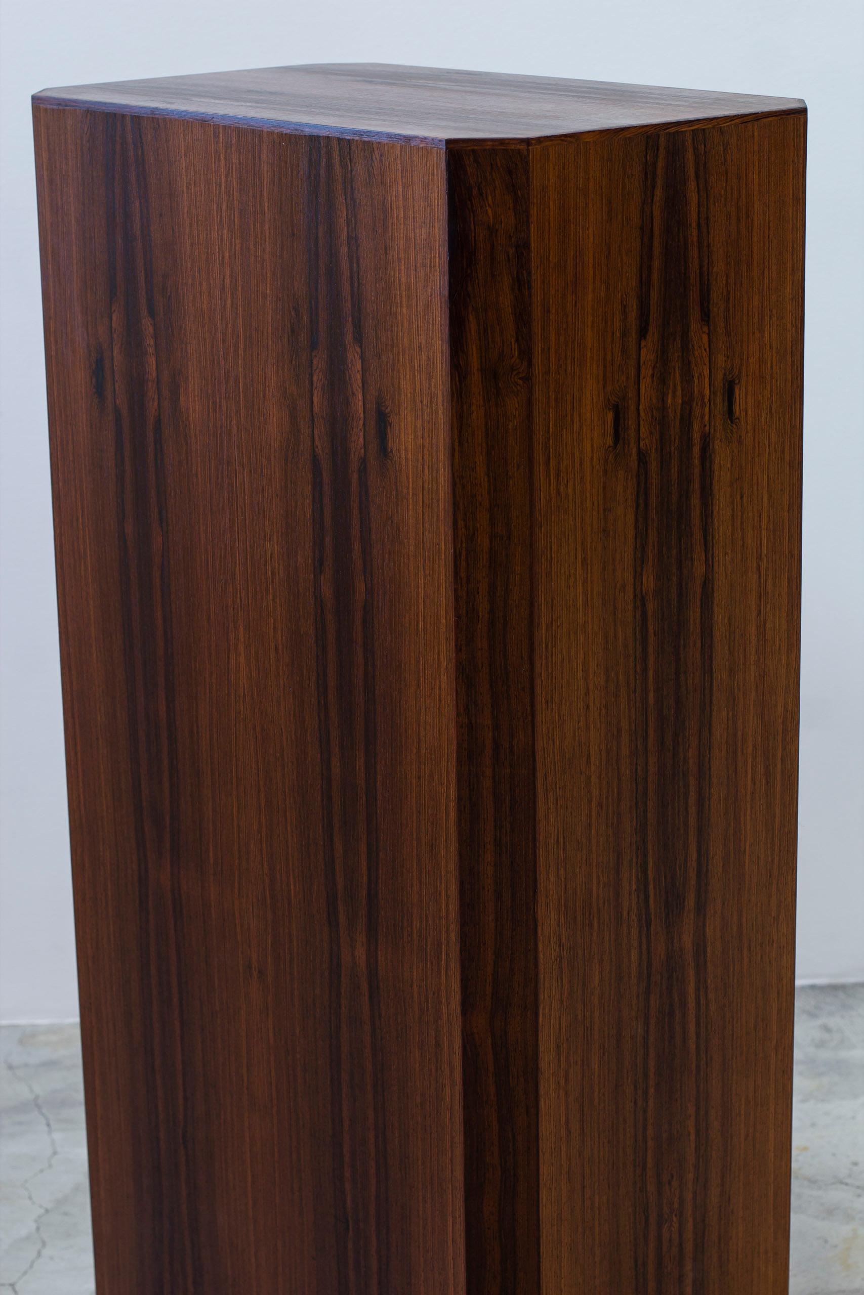 Pedestal modernista danés de nogal del Museo Ordupgaard, dinamarca Años 50 Nogal en venta