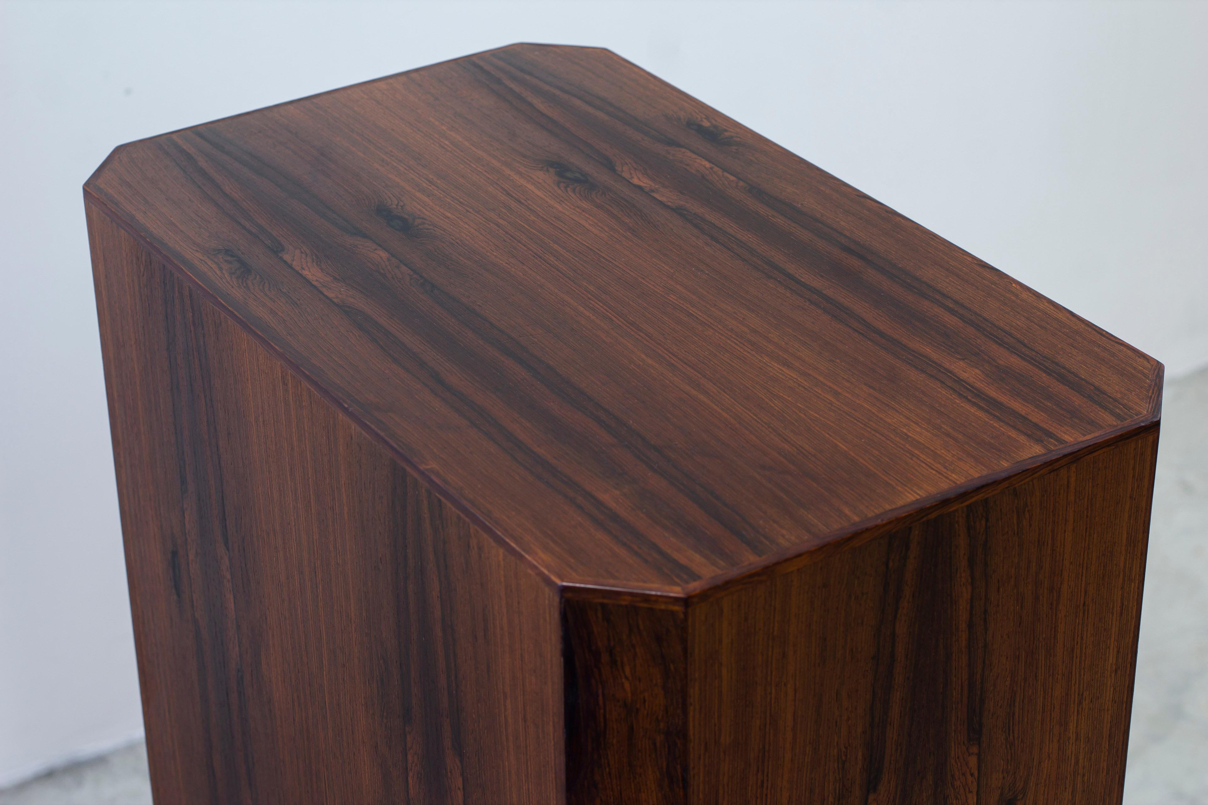 Pedestal modernista danés de nogal del Museo Ordupgaard, dinamarca Años 50 en venta 2