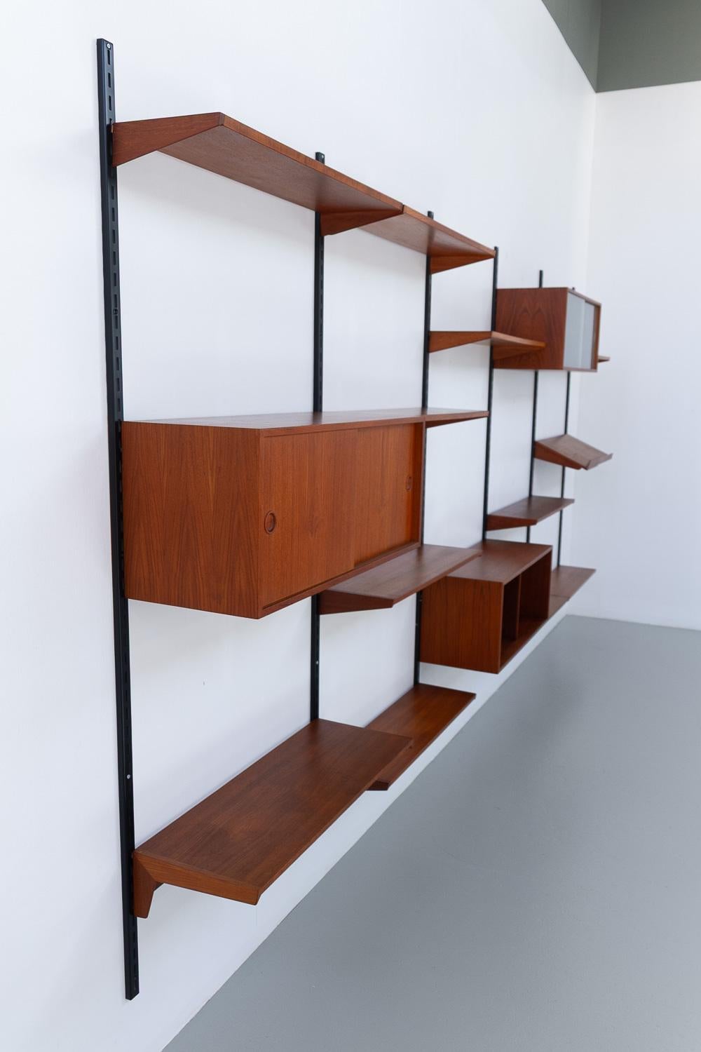 Danish Modular 5-Bay Teak Wall Unit by Kai Kristiansen for FM, 1960s. In Good Condition In Asaa, DK