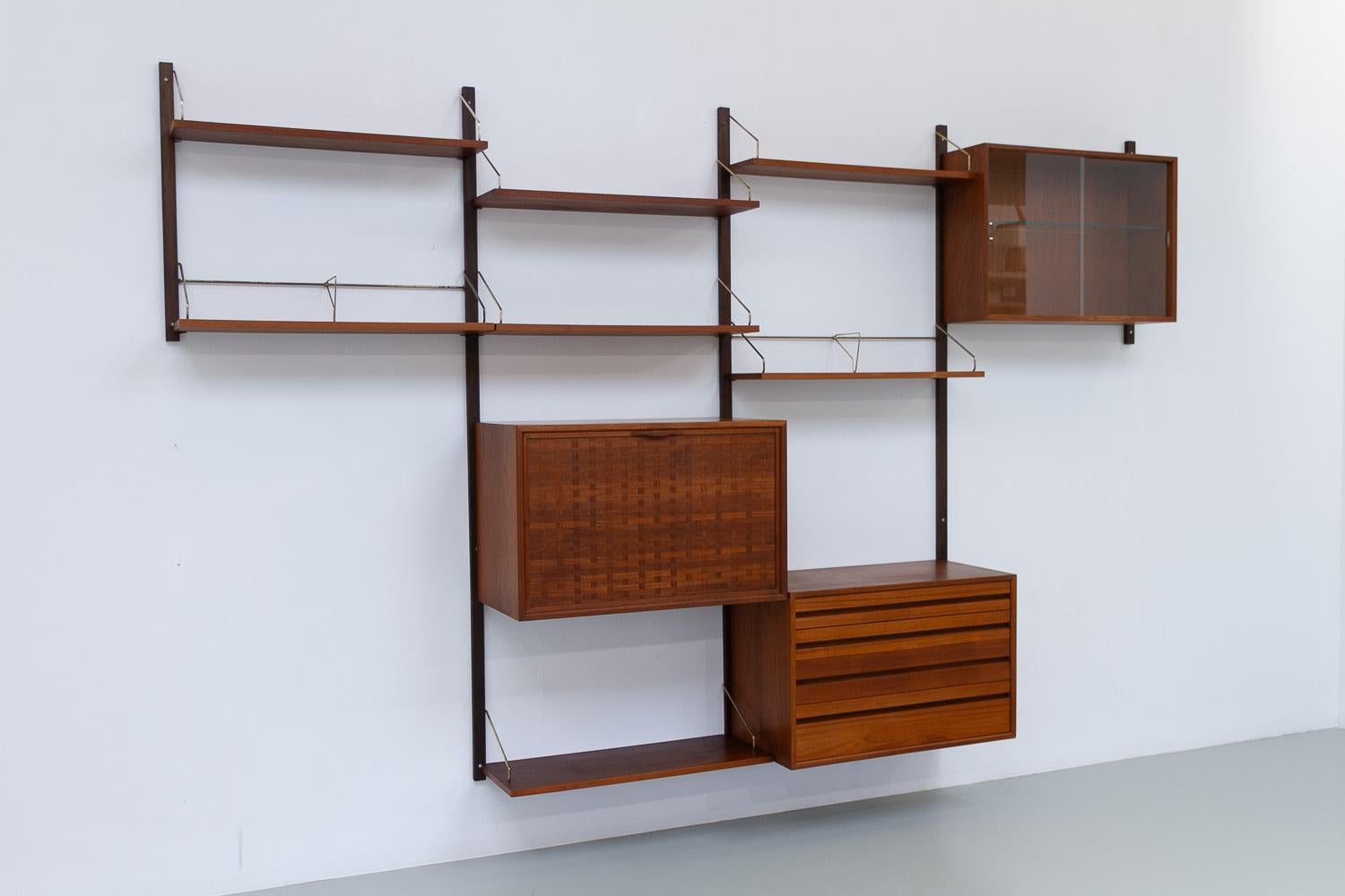 Parete attrezzata modulare danese in teak Royal di Poul Cadovius per Cado, 1950.

Scaffalatura a 4 ripiani in stile Mid-Century Modern modello Royal. Si tratta di una libreria galleggiante vintage originale progettata nel 1948 dall'architetto danese