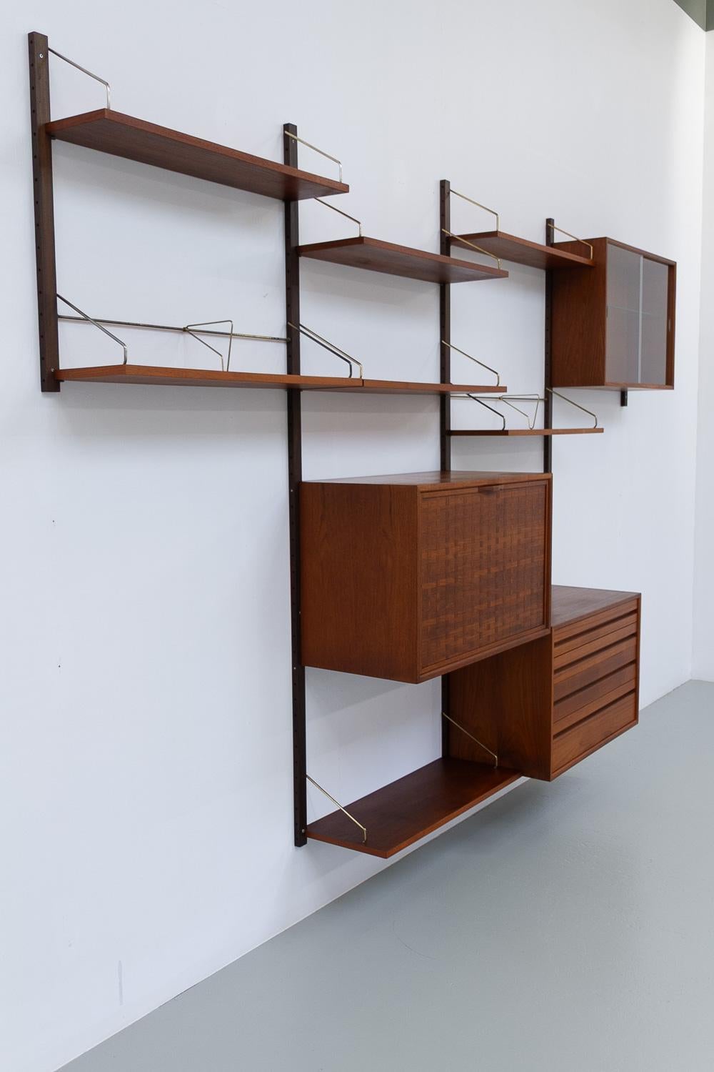 Mid-Century moderno Parete attrezzata modulare danese in teak Royal di Poul Cadovius per Cado, 1950. in vendita