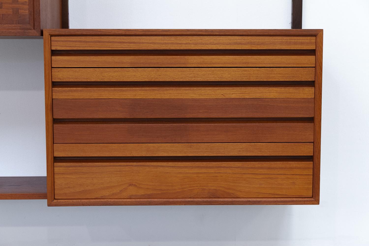 Metà XX secolo Parete attrezzata modulare danese in teak Royal di Poul Cadovius per Cado, 1950. in vendita