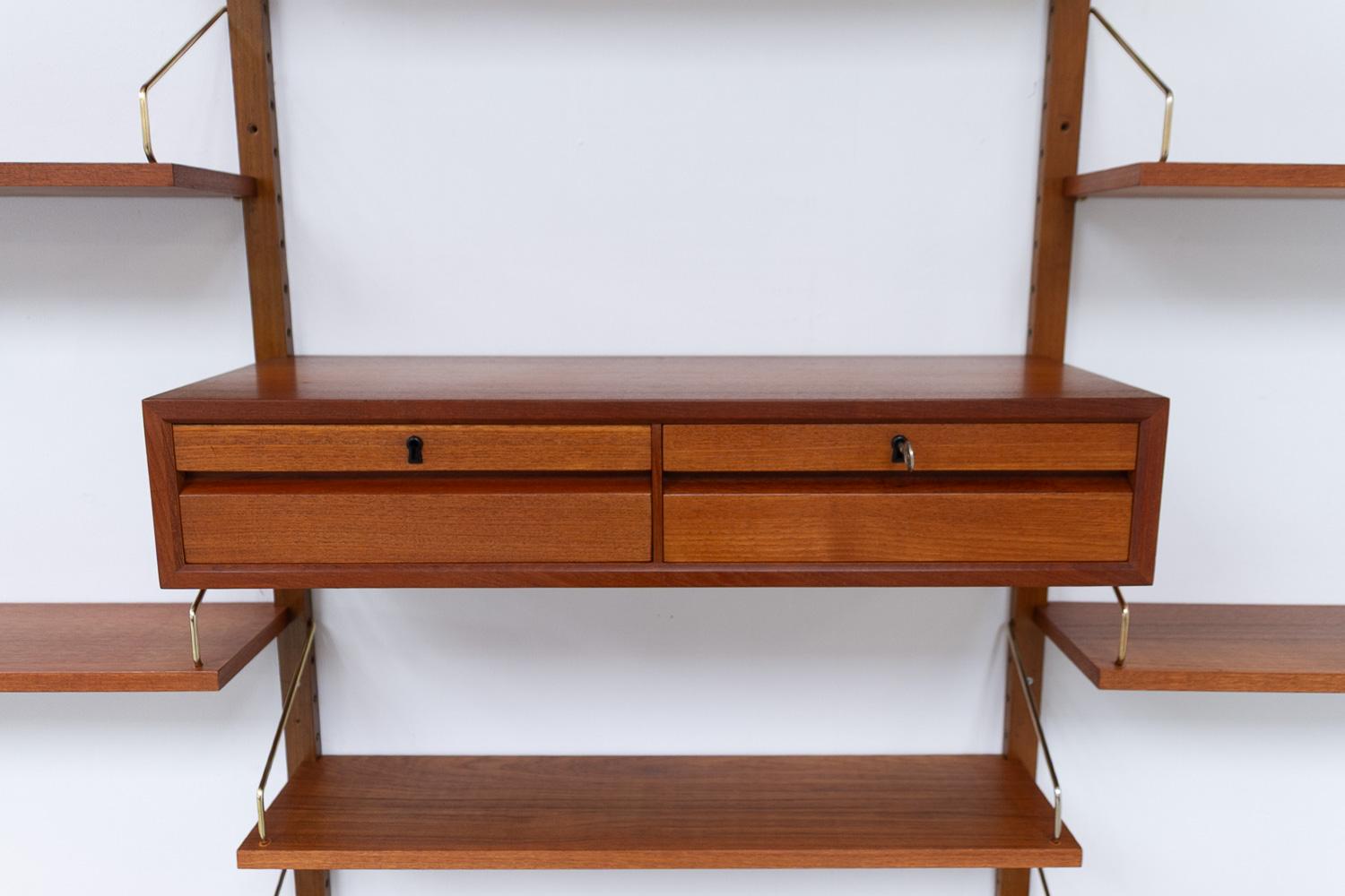 Danish Modular Royal Teak Wall Unit by Poul Cadovius for Cado, 1960s. In Good Condition In Asaa, DK