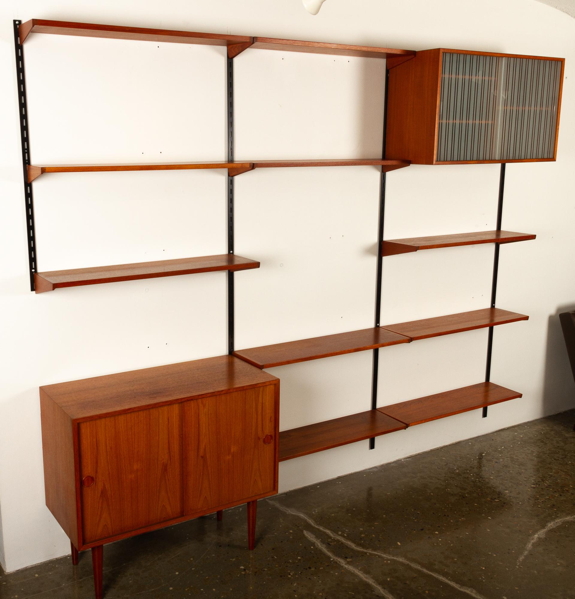 Danish modular teak wall unit model FM Reol by Kai Kristiansen 1960s for Feldballe Møbelfabrik / FM Møbler.
Wall system / shelving unit with three sections. This set consists of:
3 wall slats, length 200cm/ 79