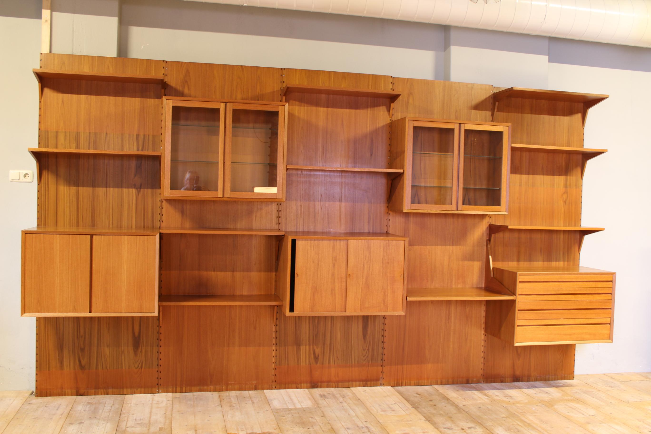 Danish modular teak wall unit by Poul Cadovius, 1960s


Danish modular teak wall unit by Poul Cadovius, 1960s
This wall unit has 7 back walls, of which we have now used 5.
The wall panels are 80 cm wide and 227 cm high.
with 2 display