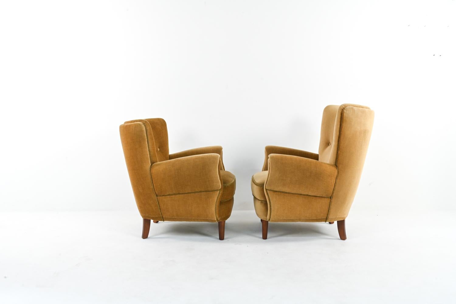 Danish Mohair His & Hers Easy Chairs Attributed to Fritz Hansen, c. 1950's In Good Condition In Norwalk, CT