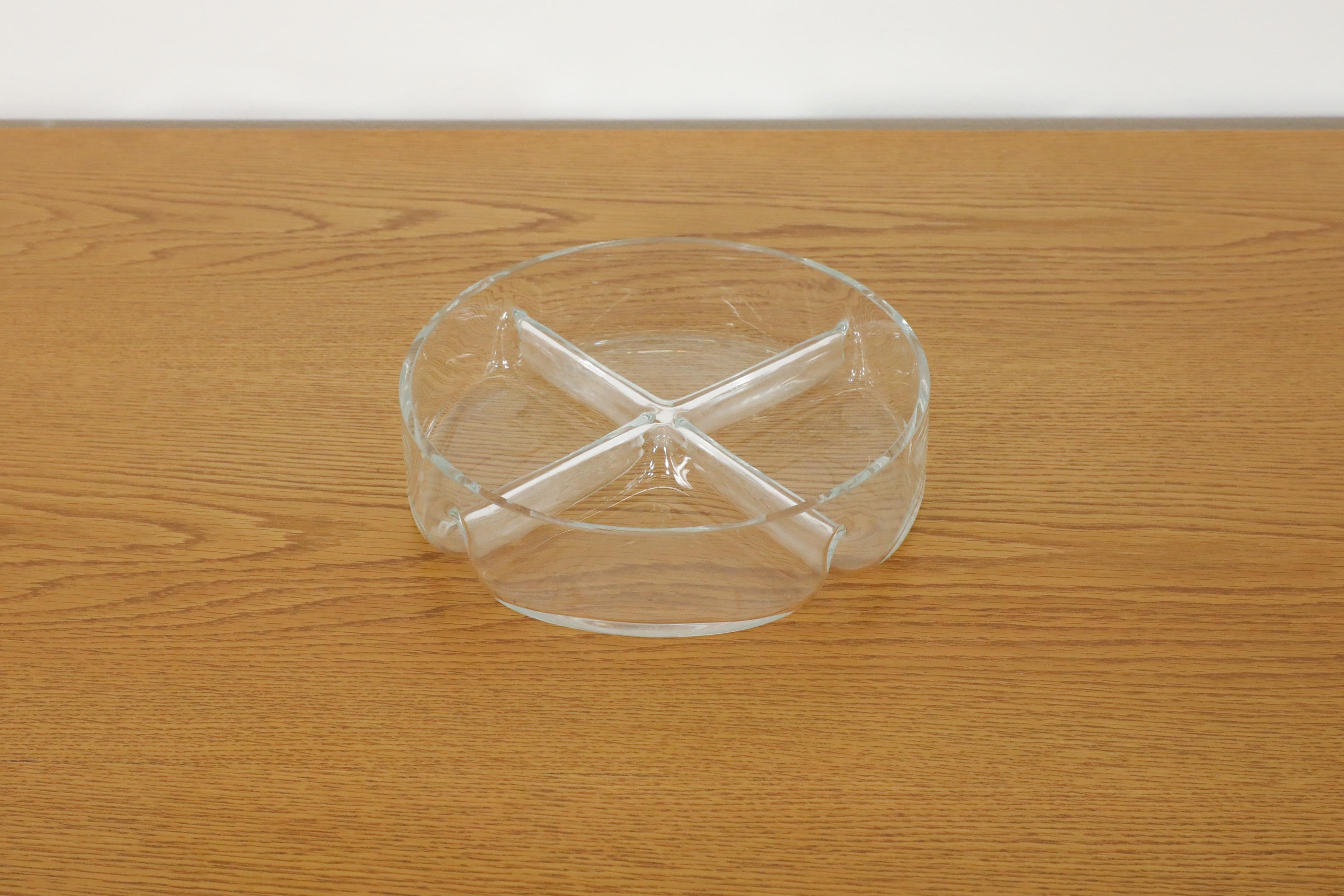 Dänische mundgeblasene Gewürzschale aus Glas mit vier Abschnitten. Im Originalzustand mit sichtbaren Kratzern. Die Abnutzung entspricht dem Alter und dem Gebrauch.