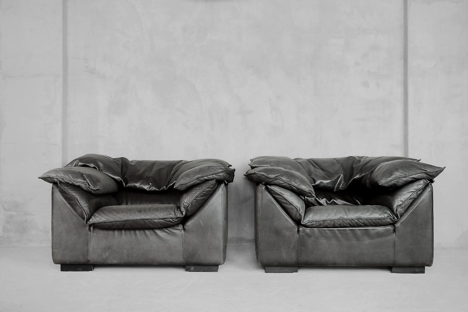 Diese großen Sessel wurden von Jens Juul Eilersen entworfen und in den 1970er Jahren von Niels Eilersen, einem sehr angesehenen dänischen Möbelhersteller, hergestellt. Es handelt sich um das Modell Monza mit daunengepolsterten Kissen mit