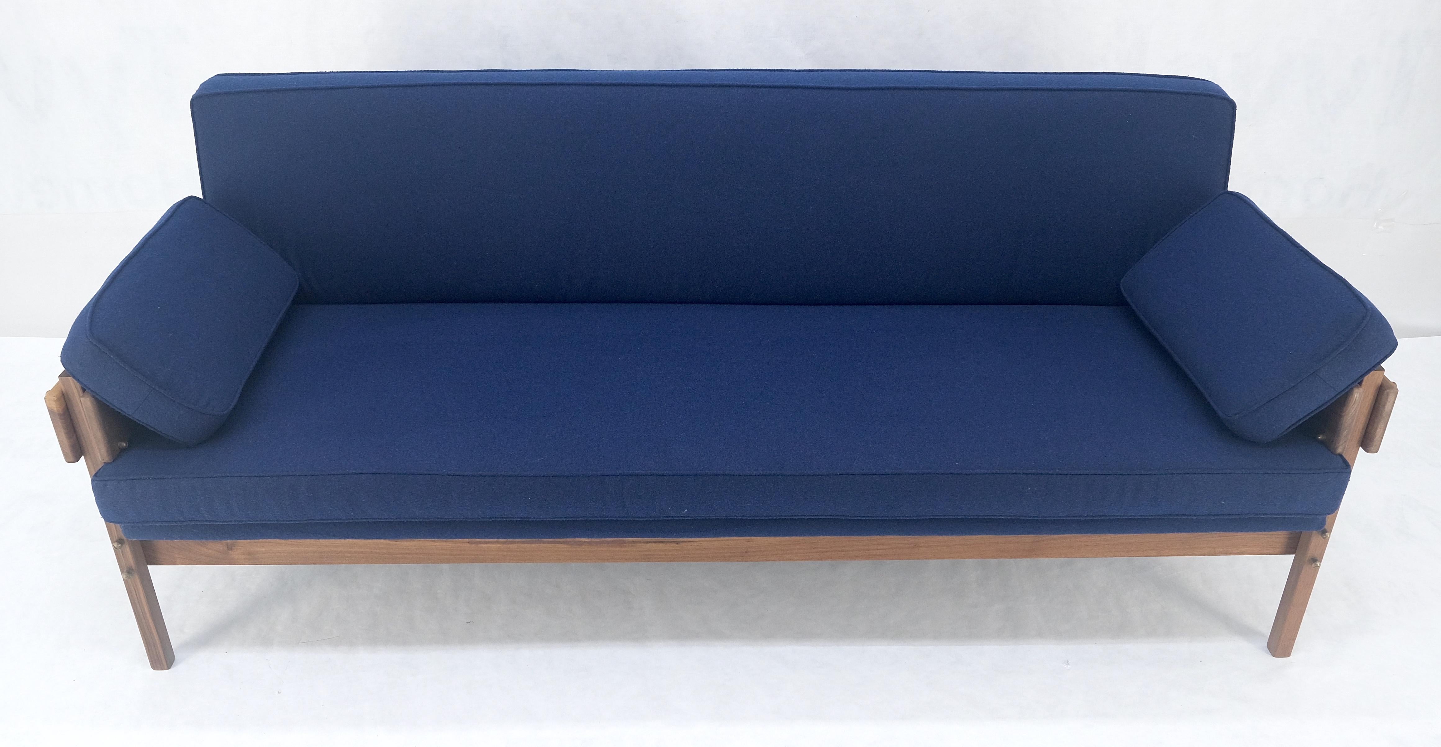 Huilé Danish MSM Solid Oiled Walnut Frame New Upholstery Vintage Daybed Sofa Settee en vente