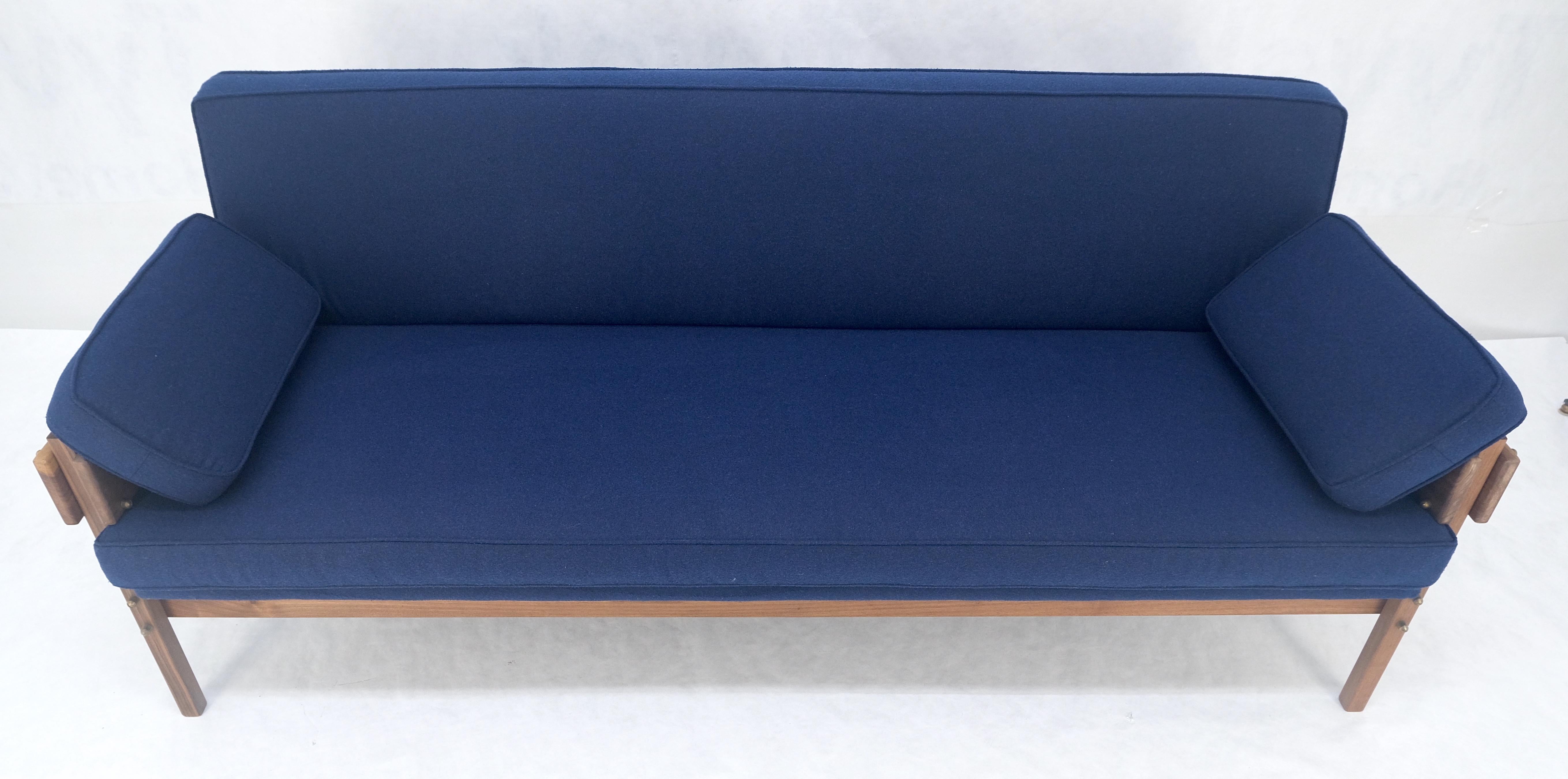 Danish MSM Solid Oiled Walnut Frame New Upholstery Vintage Daybed Sofa Settee Excellent état - En vente à Rockaway, NJ