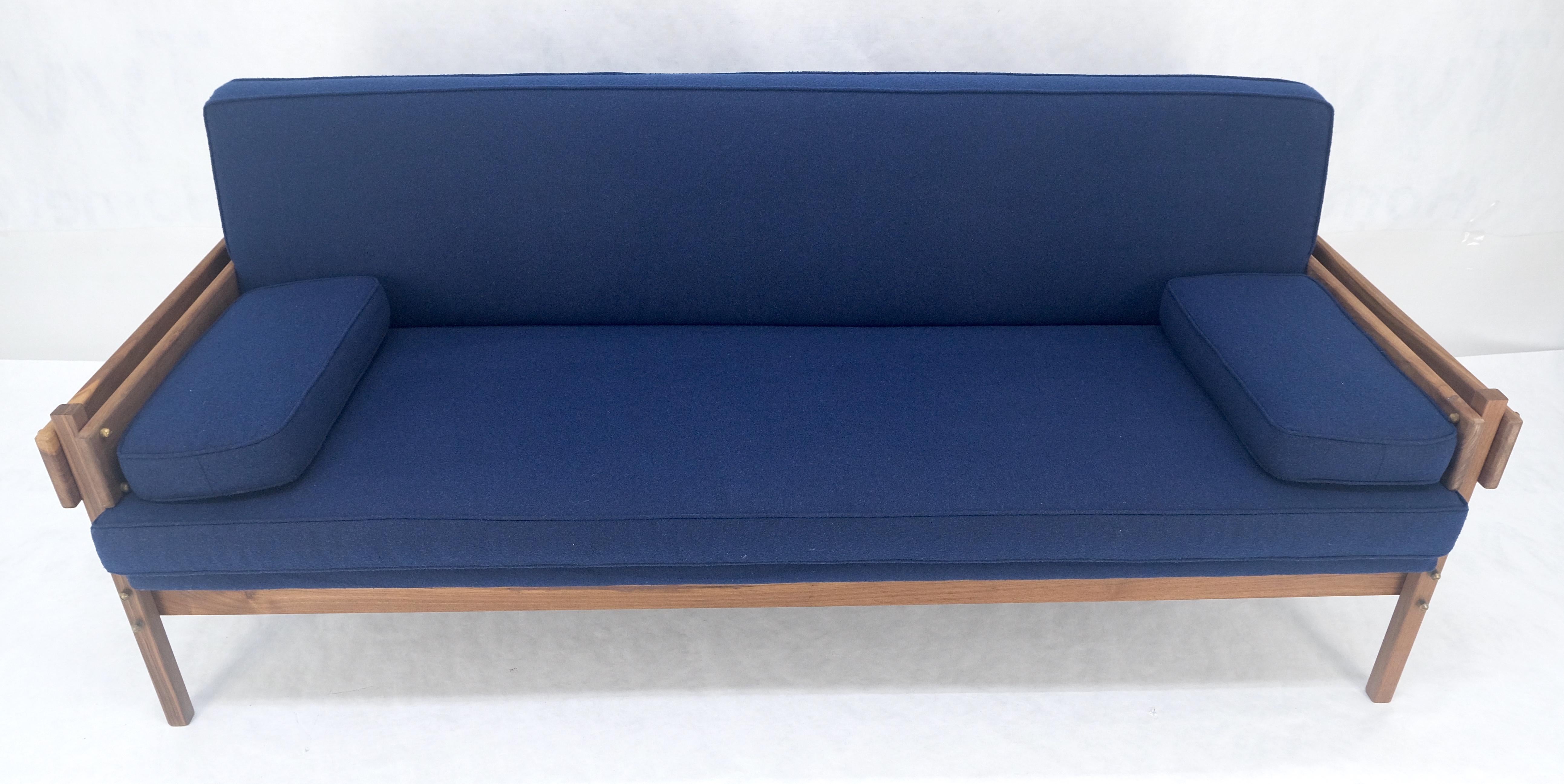 XXIe siècle et contemporain Danish MSM Solid Oiled Walnut Frame New Upholstery Vintage Daybed Sofa Settee en vente