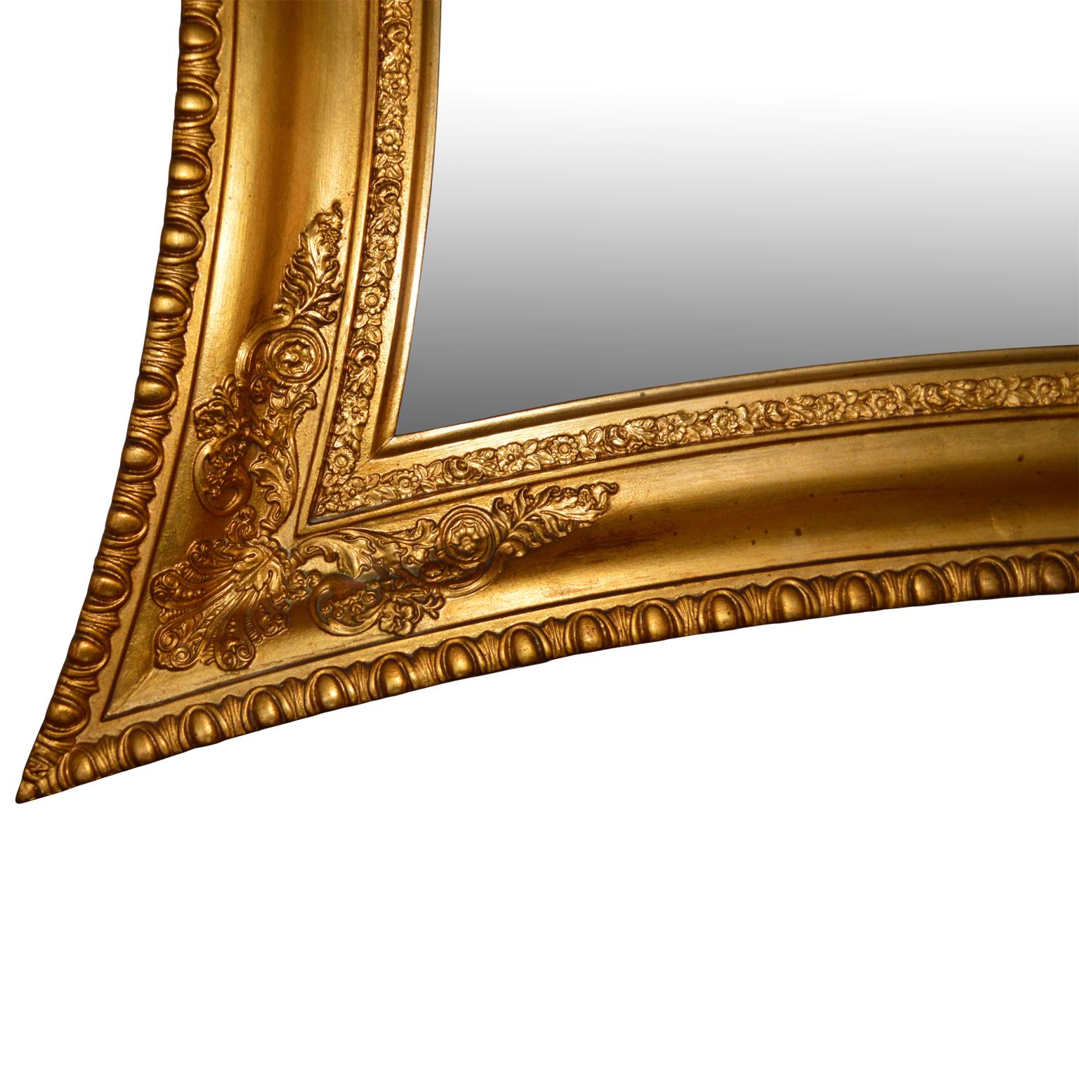 Néo-classique Grand miroir danois néoclassique en bois doré à côtés concaves en vente