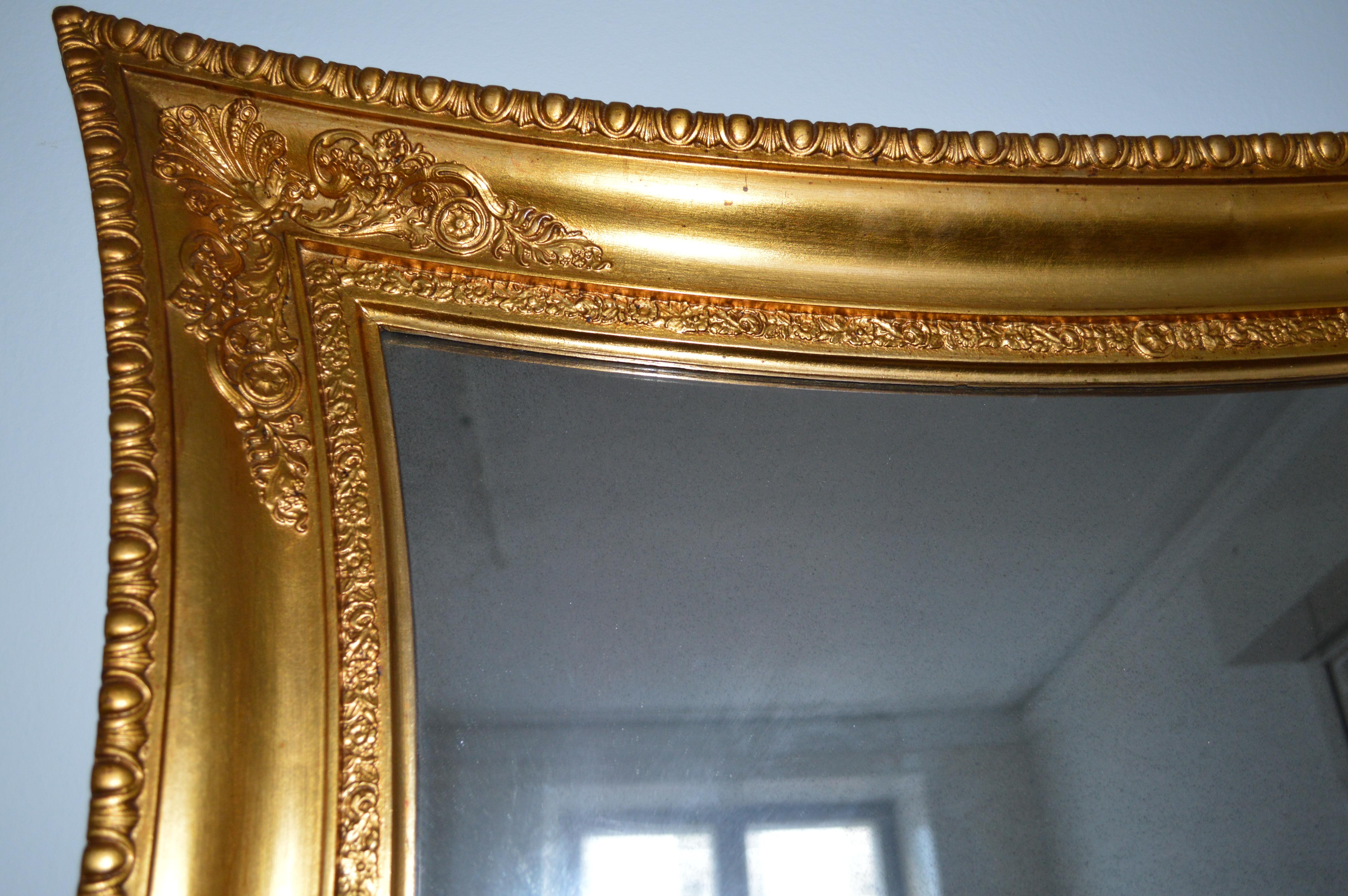 Début du 20ème siècle Grand miroir danois néoclassique en bois doré à côtés concaves en vente