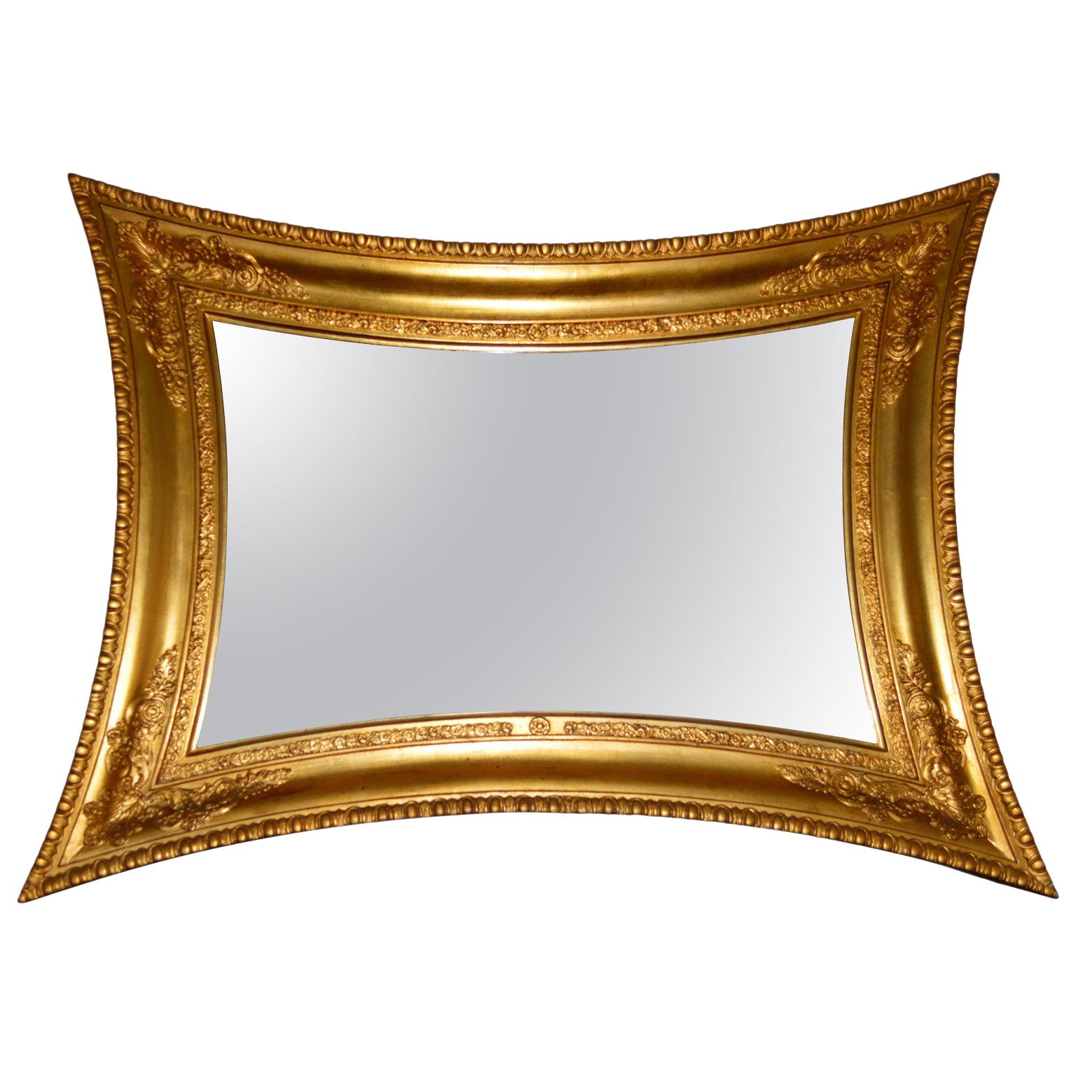 Grand miroir danois néoclassique en bois doré à côtés concaves en vente