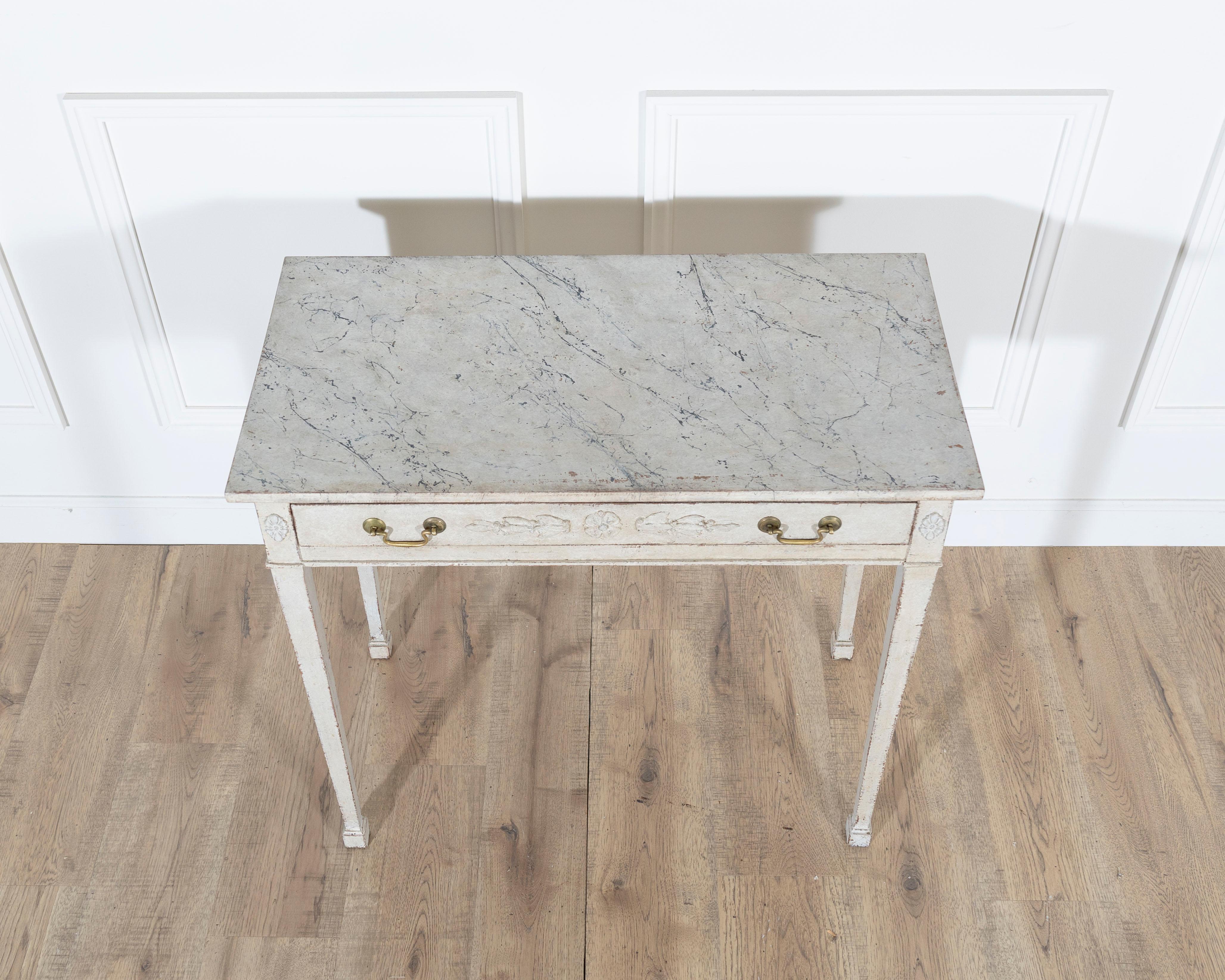 Mesa consola neoclásica danesa pintada con tapa jaspeada, circa 1820 Sueco en venta