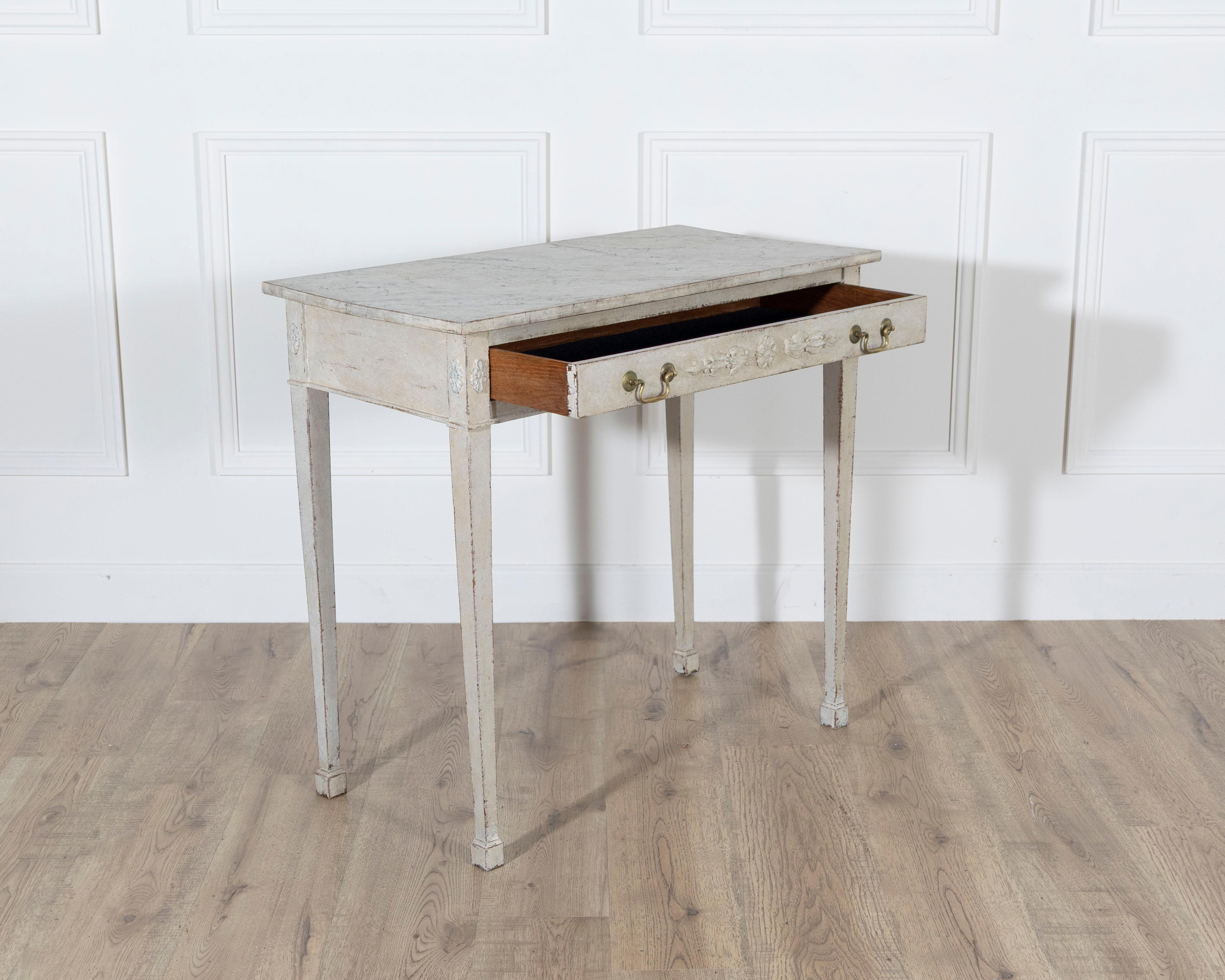 Mesa consola neoclásica danesa pintada con tapa jaspeada, circa 1820 principios del siglo XIX en venta