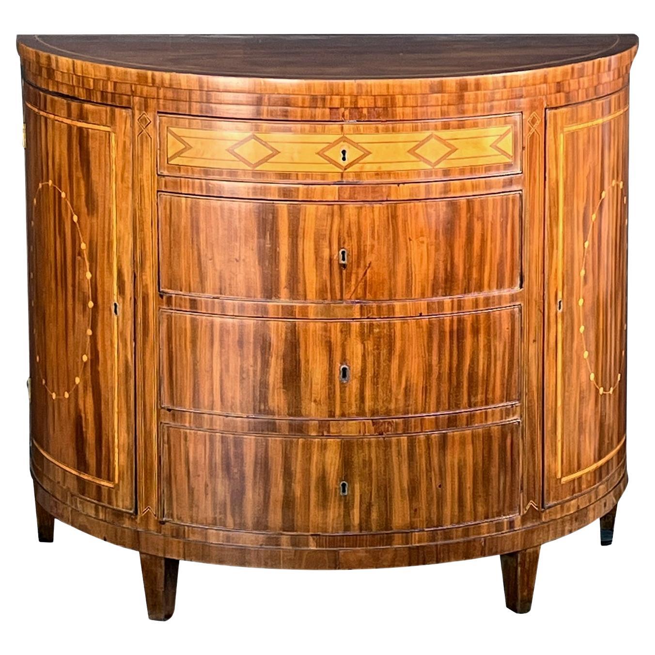 Meuble à quatre tiroirs en acajou incrusté de style néoclassique danois Demi-lune