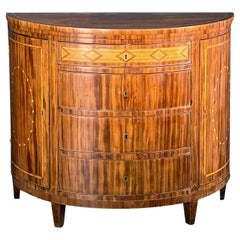 Meuble à quatre tiroirs en acajou incrusté de style néoclassique danois Demi-lune