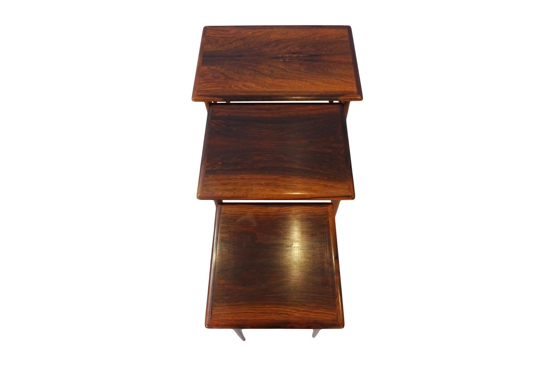 A set of 3 nesting Kai Kristiansen Mid century rosewood coffee tables - circa 1960 - 1969

This set of three rosewood tables were designed by Kai Kristiansen and produced by Skovmand & Andersen circa 1960 - 1969. The tables are made of solid