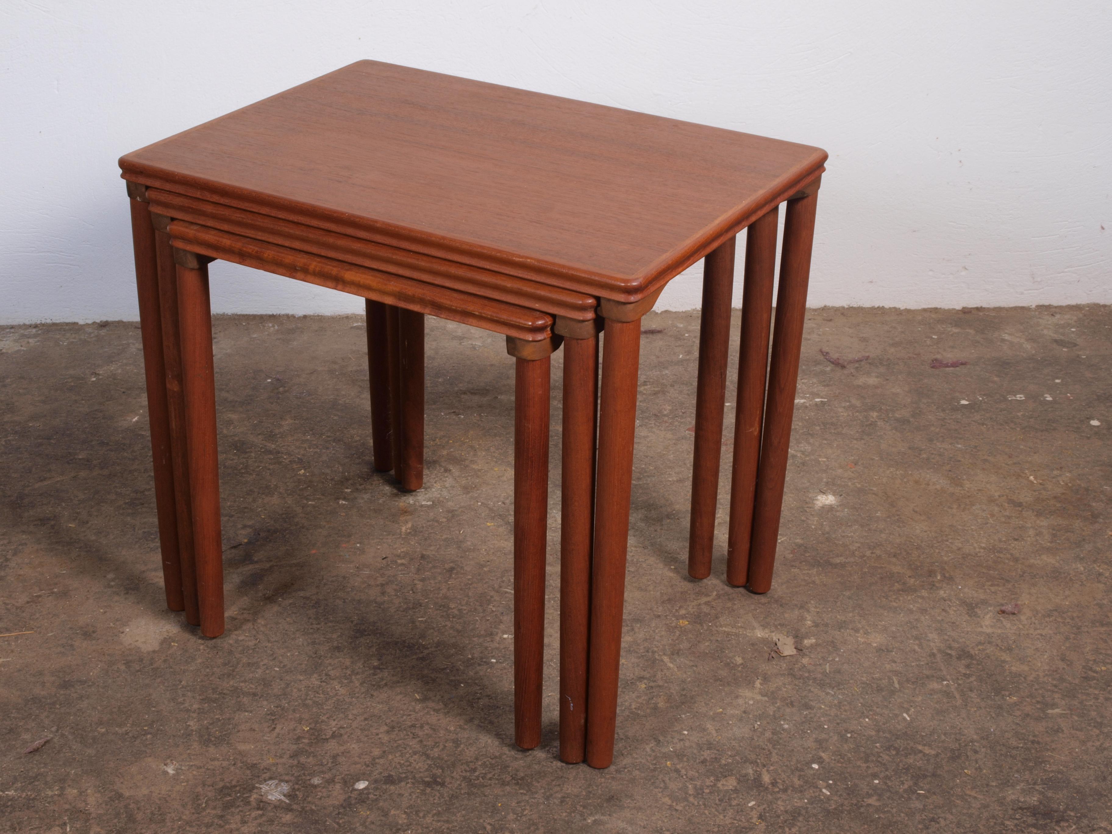 E.W. Bach-designed teak nesting tables from Toften Møbelfabrik, crafted in the 1960s. These tables, in excellent condition, seamlessly fit together. The wood is in very good condition with no tears.

The design allows easy disassembly for