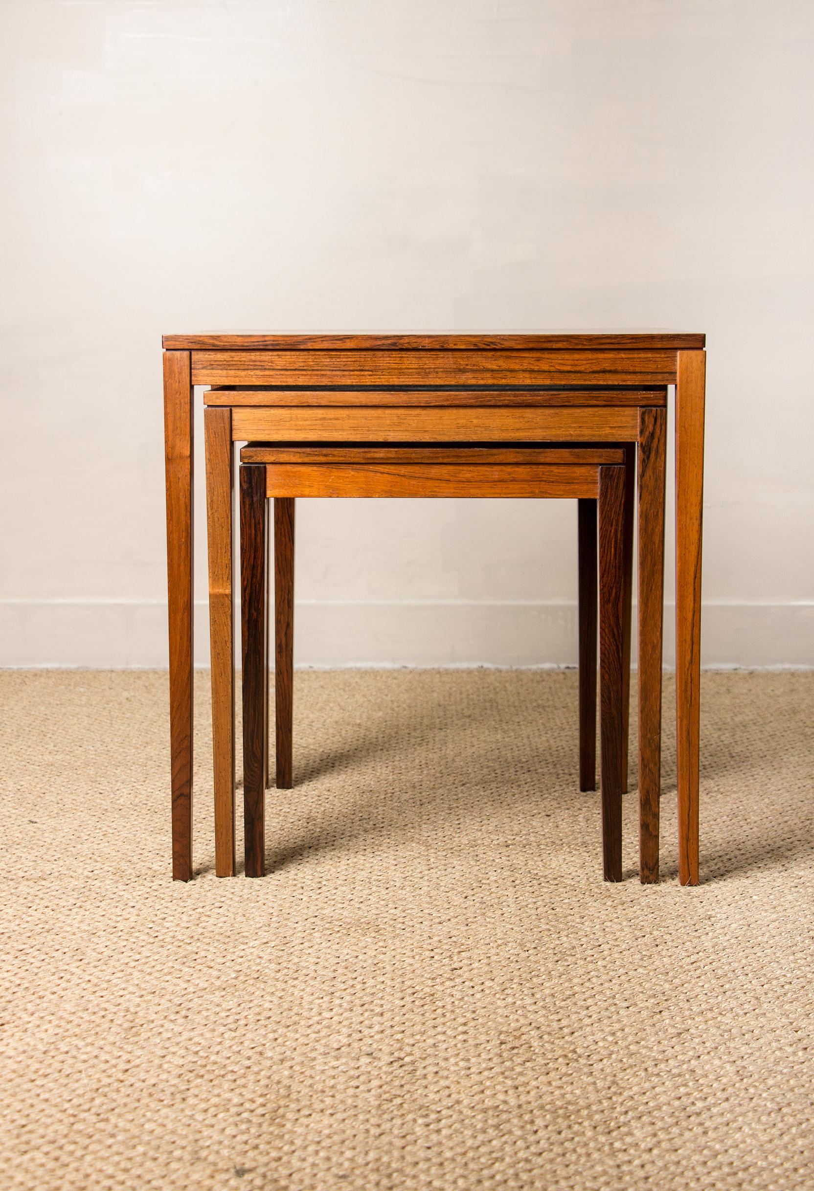 Magnificent series of 3 Scandinavian nesting tables. Sleek, ultra-elegant design, they can be stored one under the other. Furniture listed RP16480. Drawn in 1962.
Dimensions: Length: 50, 43 and 36 cm – Width: 36 cm – Height: 52, 46 and 41 cm.